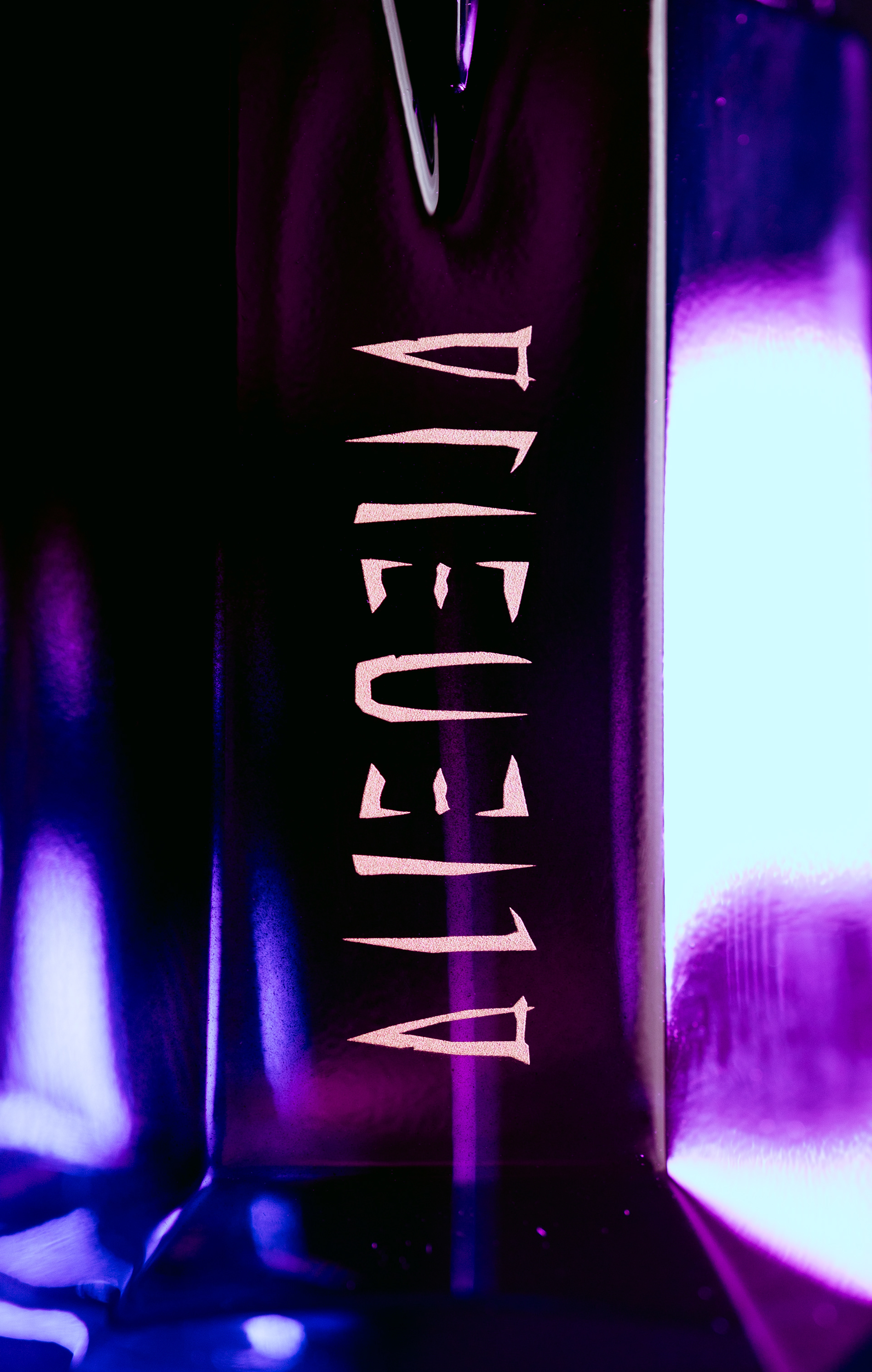 FOTOGRAFIA DE PRODUCTO, MUGLER ALIEN, FOTOGRAFIA ECOMMERCE, CREACIÓN DE CONTENIDO PARA REDES SOCIALES, VALENCIA