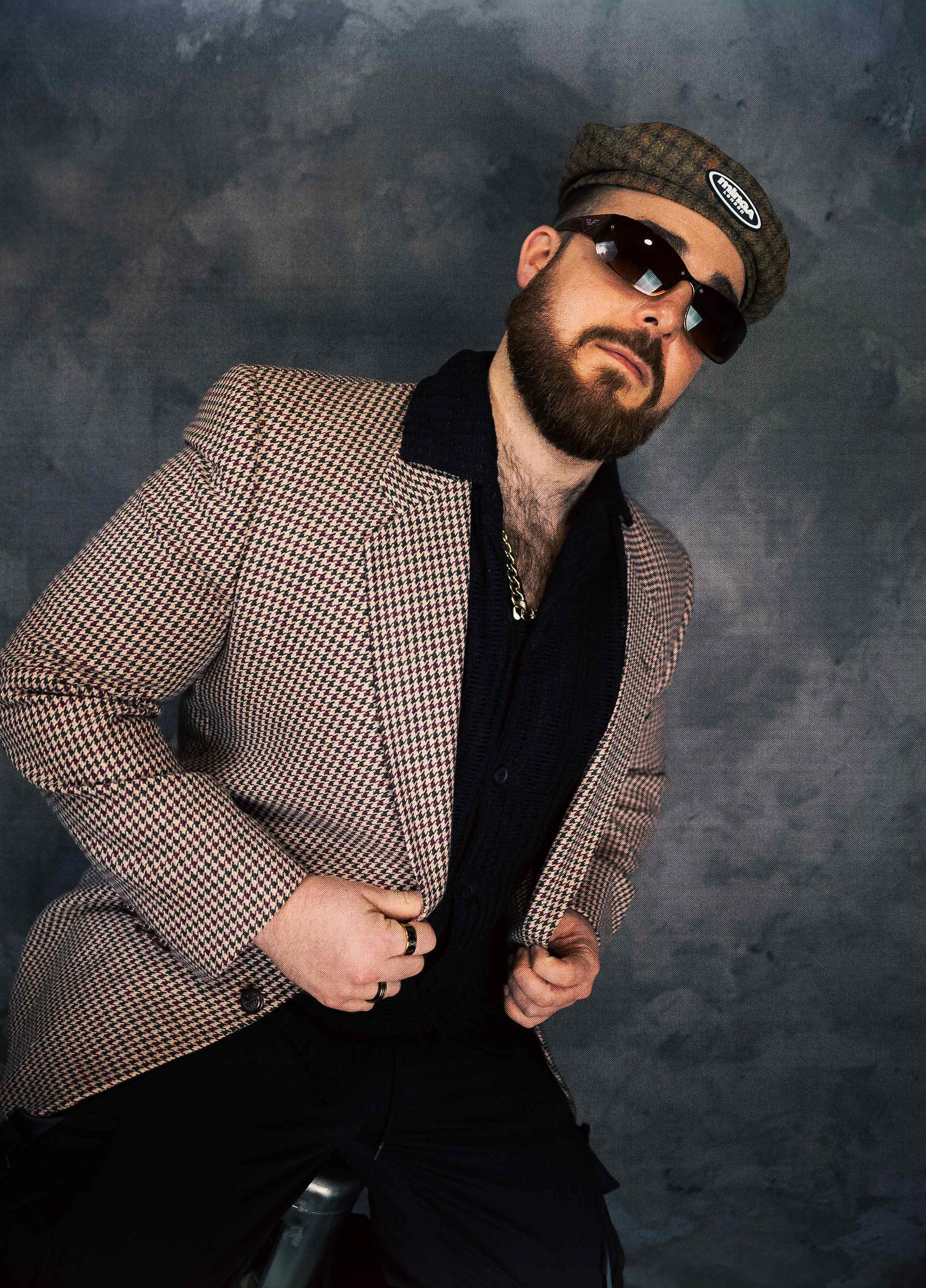Sesión fotográfica de estudio estilo Y2k, años 2000s, com boina de Minga London, blazer vintage y camisa de Shein man