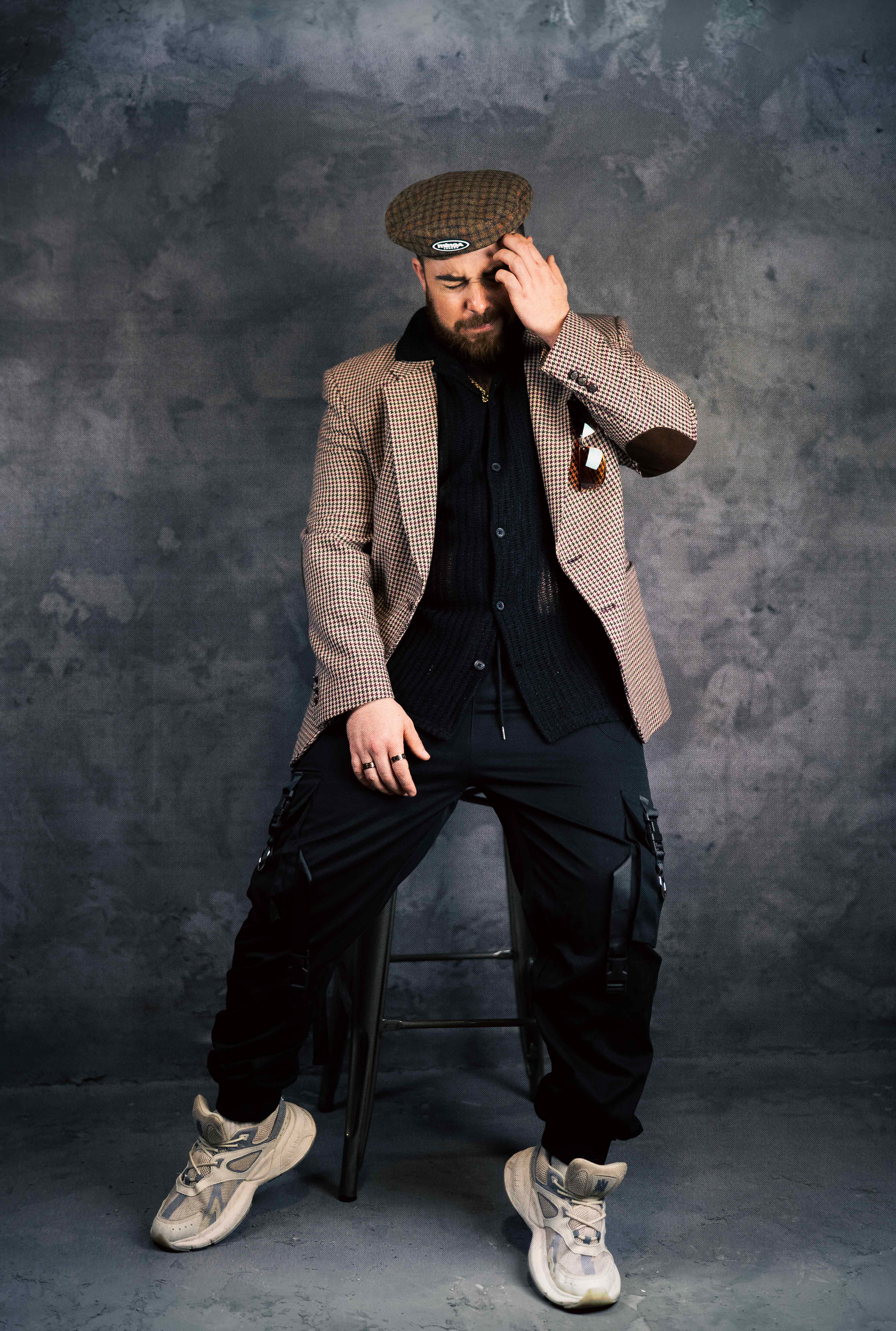 Sesión fotográfica de estudio estilo Y2k, años 2000s, com boina de Minga London, blazer vintage y camisa de Shein man