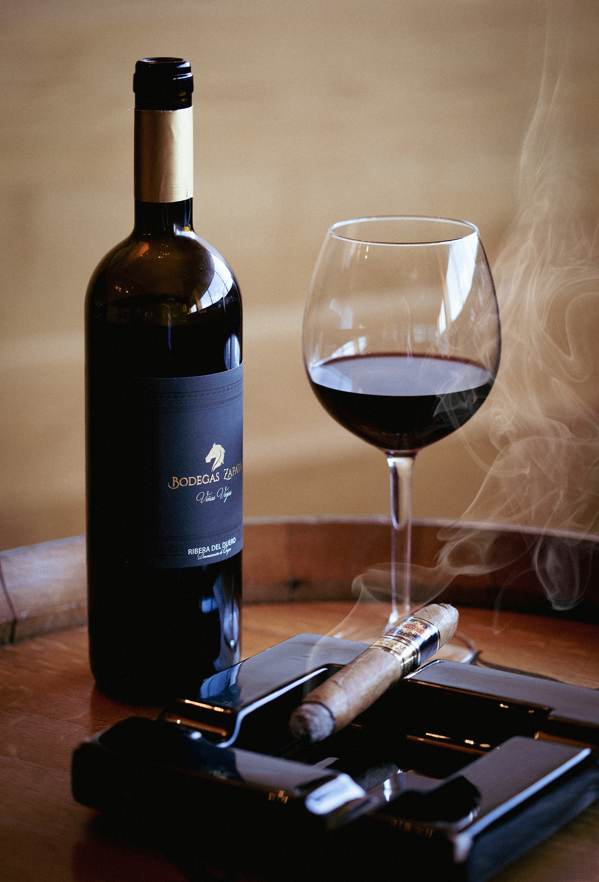 SESIONES DE FOTOGRAFIA DE PRODUCTO EN VALENCIA - FOTOGRAFIA CREATIVA DE PRODUCTO -  FOTOGRAFIA ECOMMERCE PRODUCTO - FOTOGRAFIA DE PRODUCTO PARA REDES SOCIALES -  FOTOGRAFIA VINO VALENCIA - FOTOGRAFIA TABACO PREMIUM