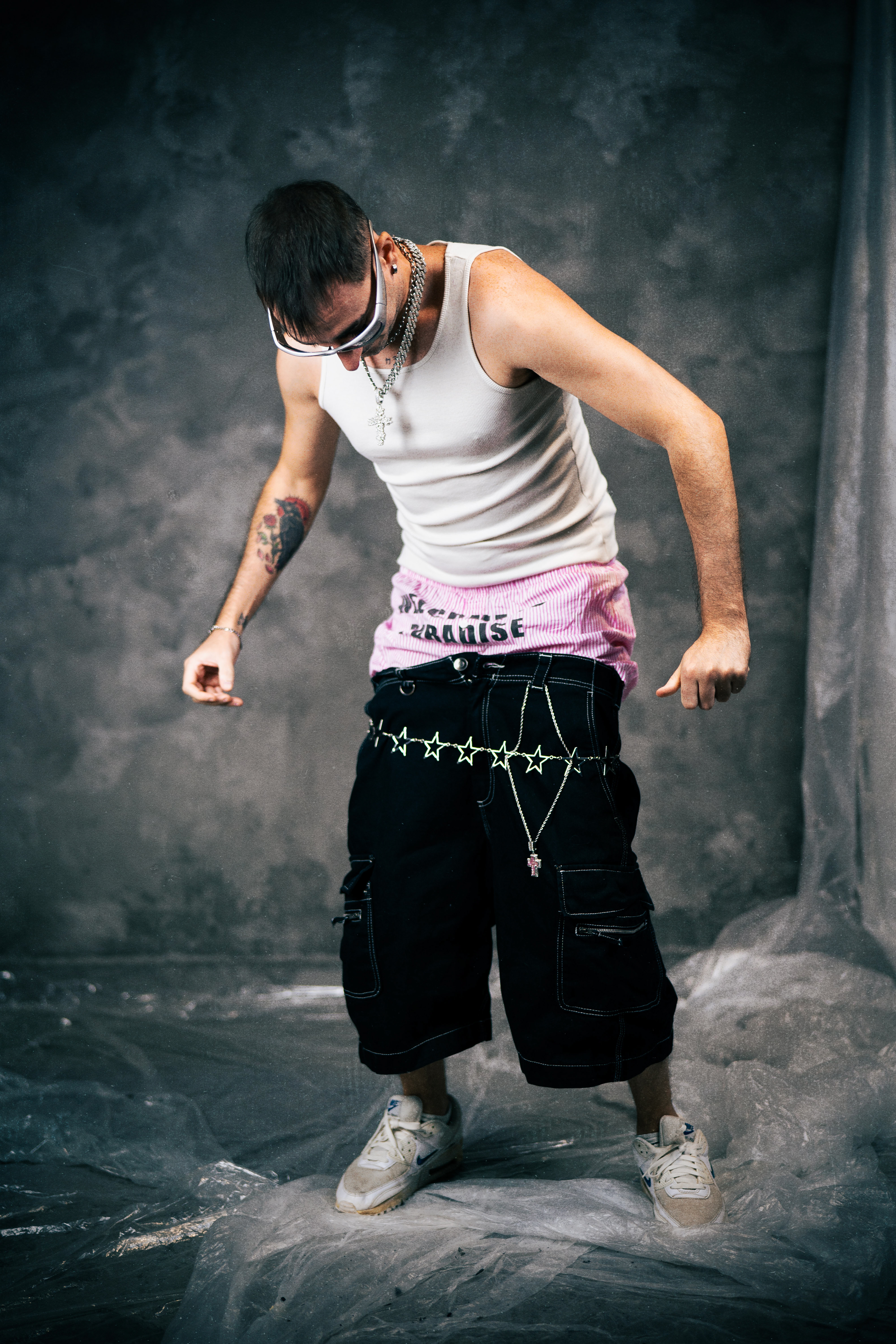Sesión fotográfica de estudio en Valencia estilo Y2k, años 2000s, con bóxers de JADED LONDON, Shorts baggie de BERSHKA, cinturón, camiseta y gafas de sol de BERSHKA también.