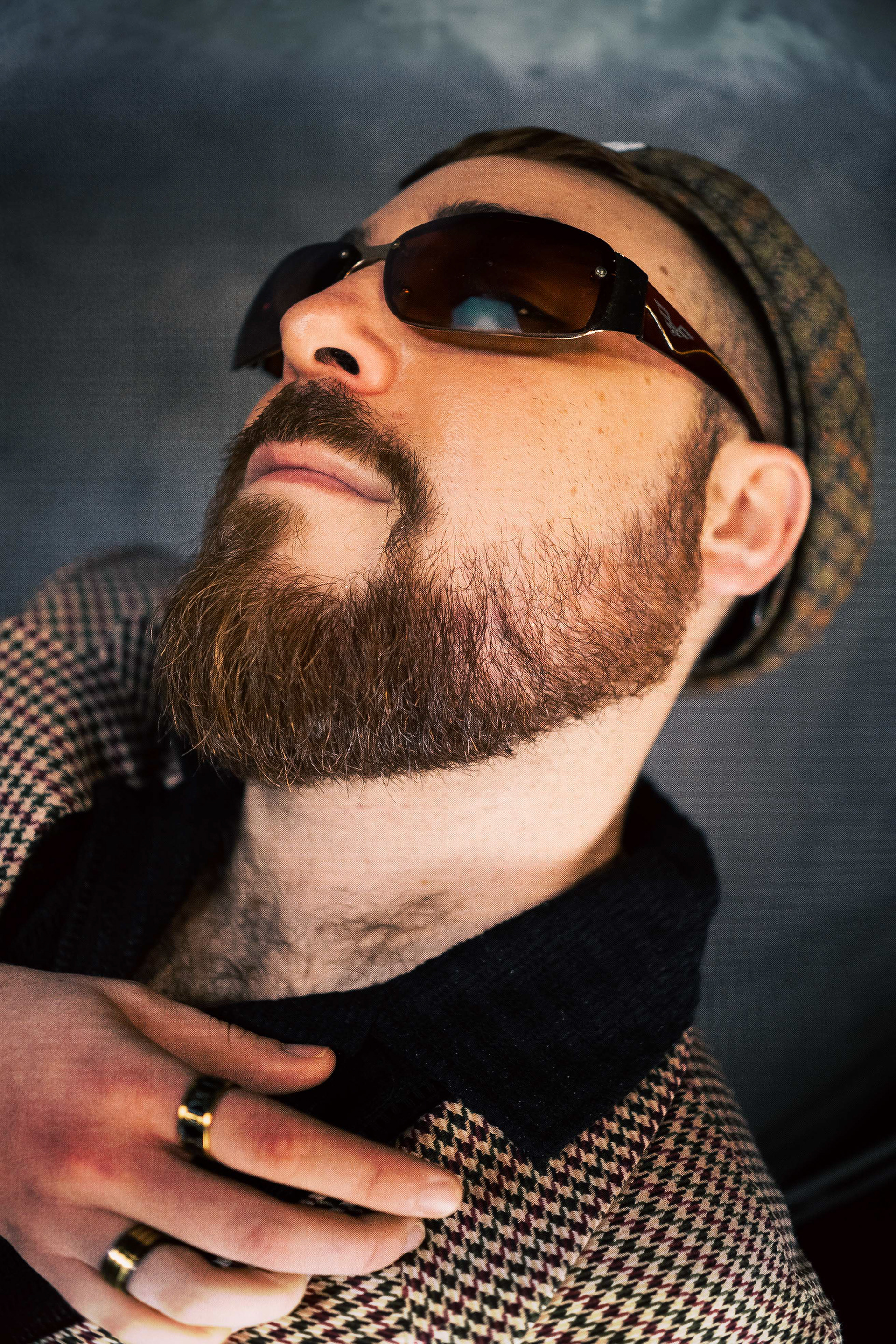 Sesión fotográfica de estudio estilo Y2k, años 2000s, com boina de Minga London, blazer vintage y camisa de Shein man