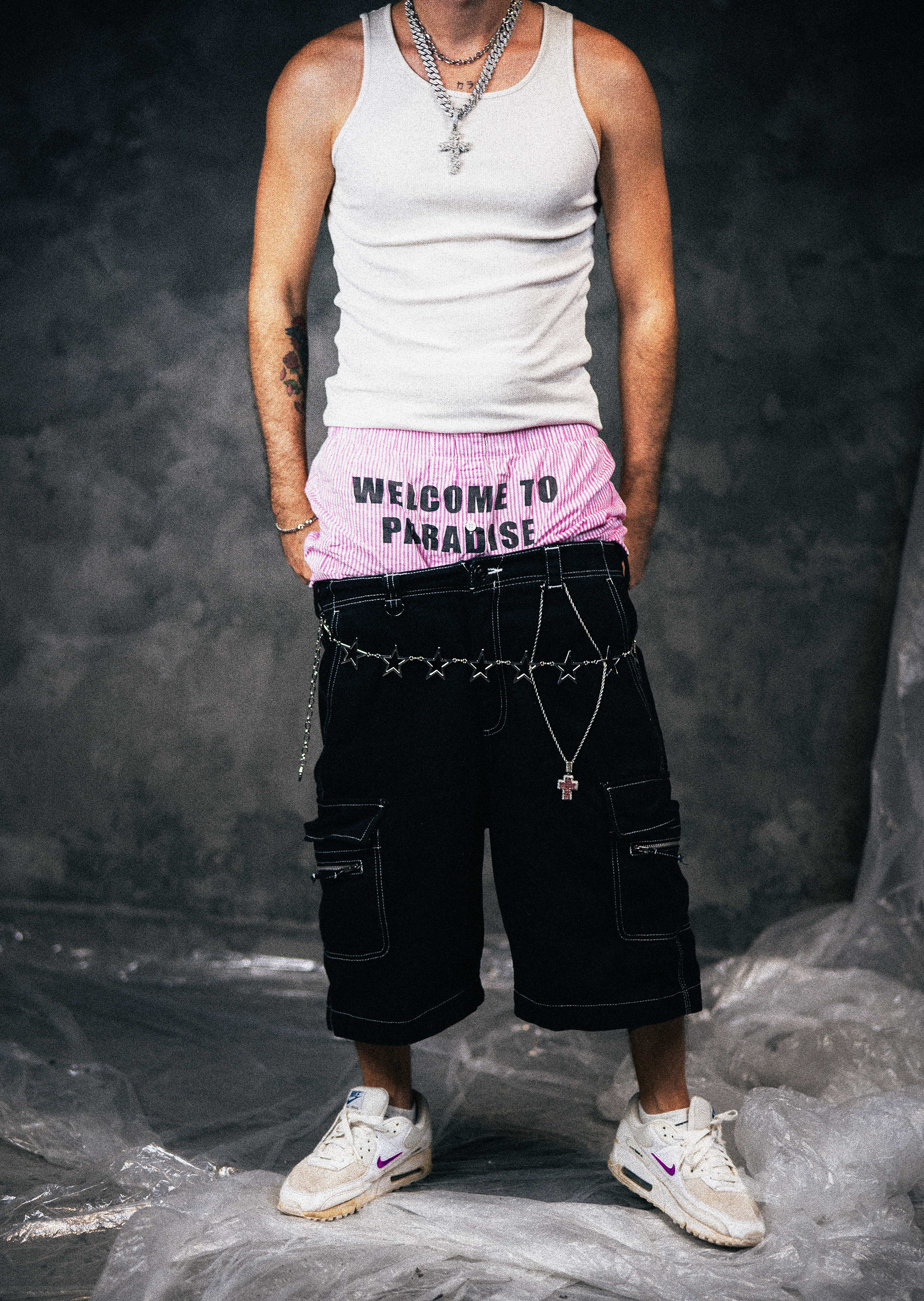 Sesión fotográfica de estudio en Valencia estilo Y2k, años 2000s, con bóxers de JADED LONDON, Shorts baggie de BERSHKA, cinturón, camiseta y gafas de sol de BERSHKA también. OUTFIT HOMBRE Y2K