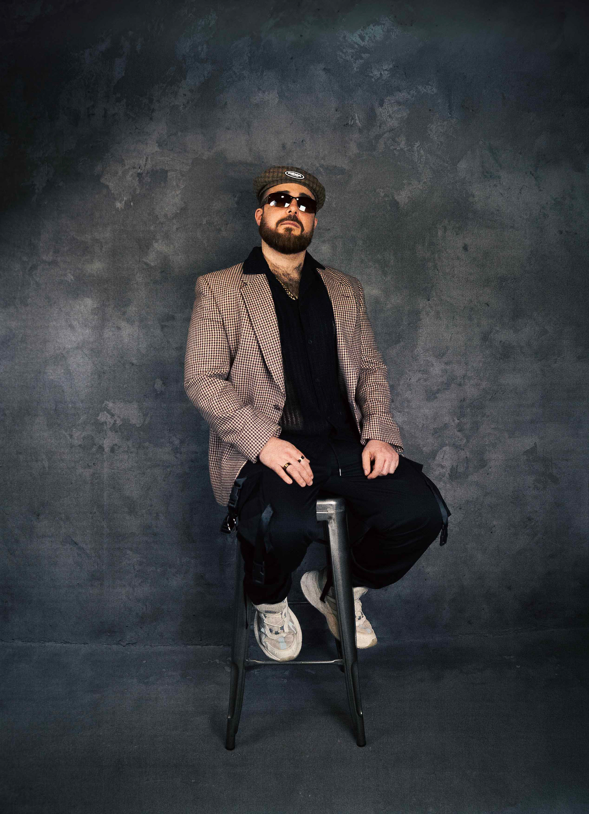 Sesión fotográfica de estudio estilo Y2k, años 2000s, com boina de Minga London, blazer vintage y camisa de Shein man