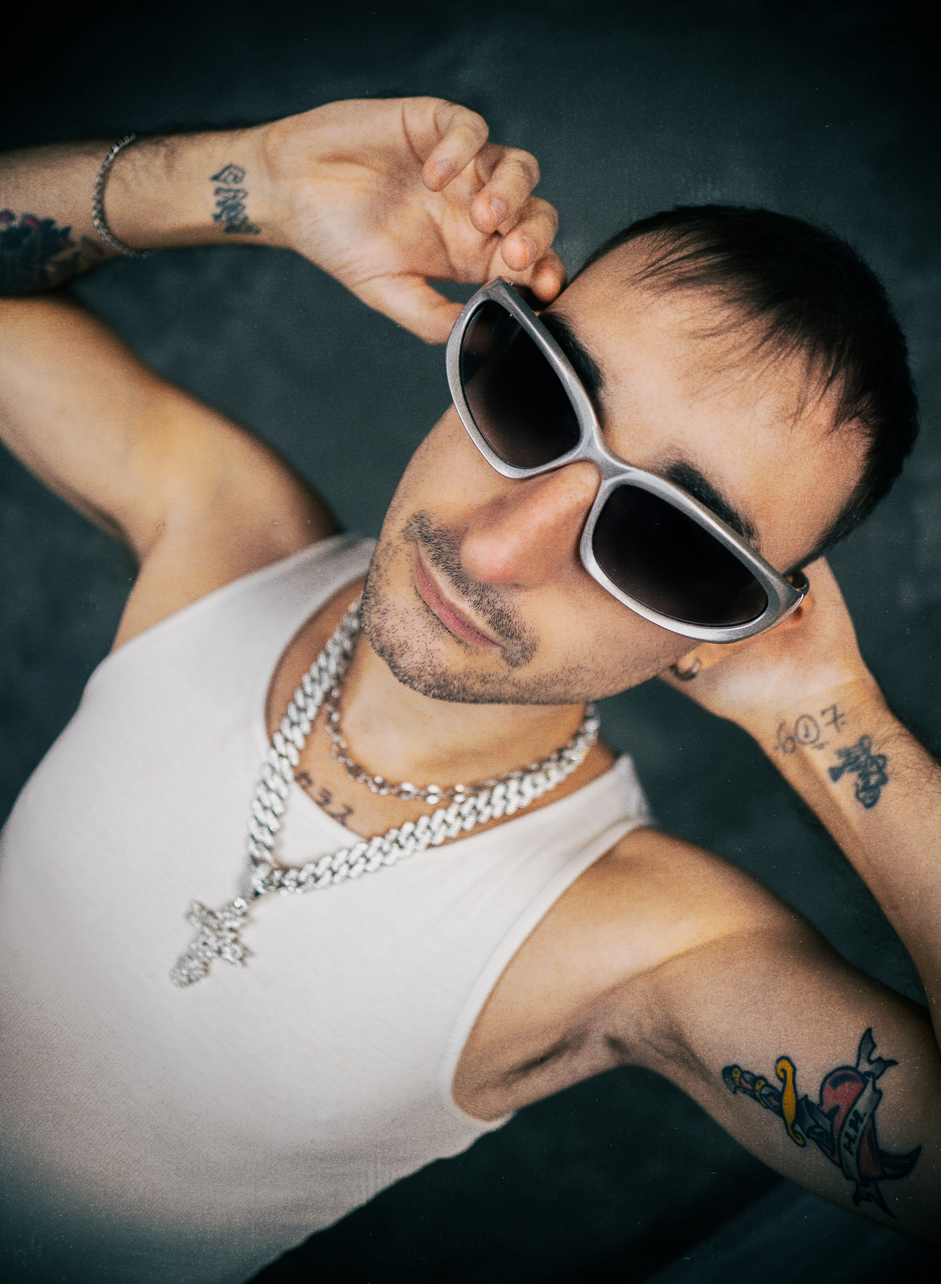 Retrato estilo Y2k, años 2000s, con camiseta y gafas de sol de BERSHKA también.