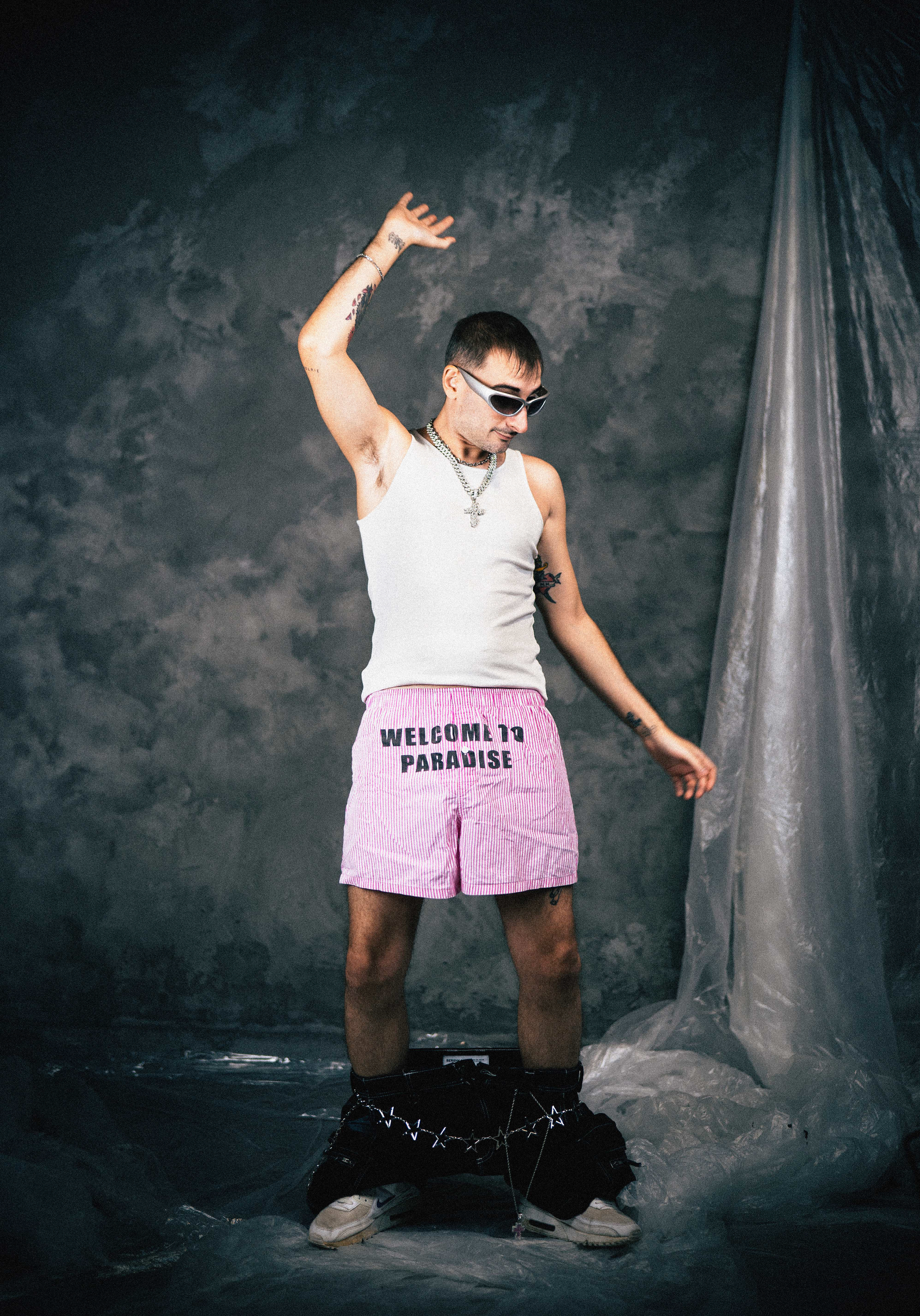 Sesión fotográfica de estudio en Valencia estilo Y2k, años 2000s, con bóxers de JADED LONDON, Shorts baggie de BERSHKA, cinturón, camiseta y gafas de sol de BERSHKA también.