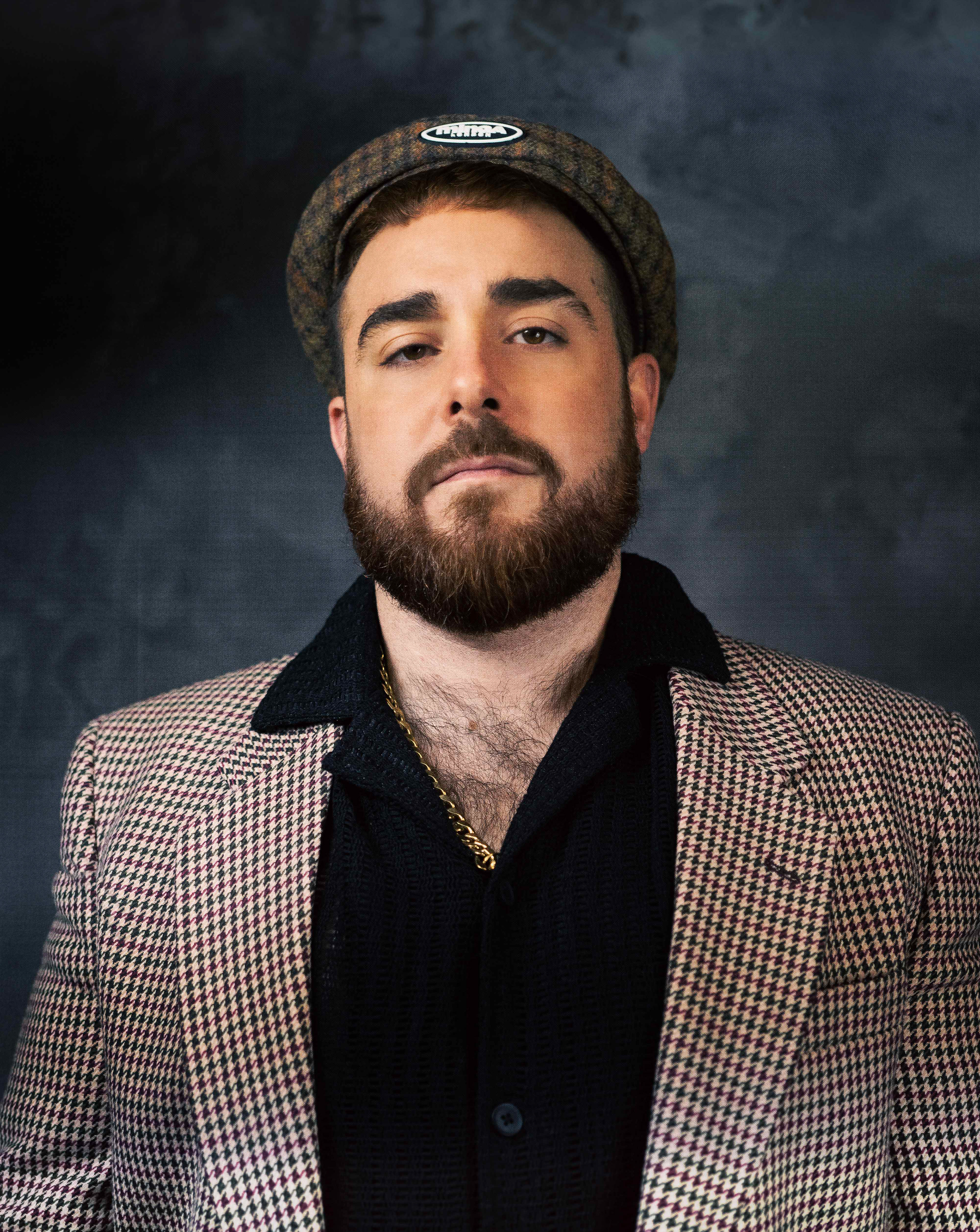 Retrato estilo Y2k, años 2000s, com boina de Minga London y blazer vintage