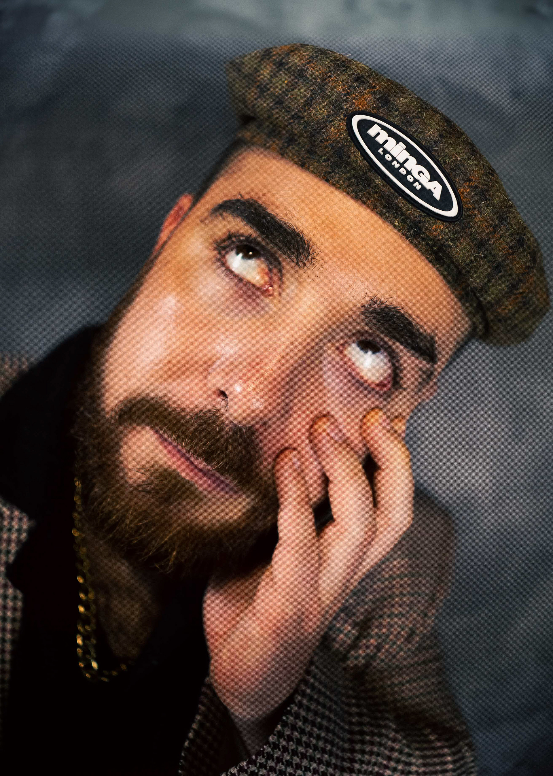 Retrato estilo Y2k, años 2000s, com boina de Minga London, blazer vintage y camisa de Shein man