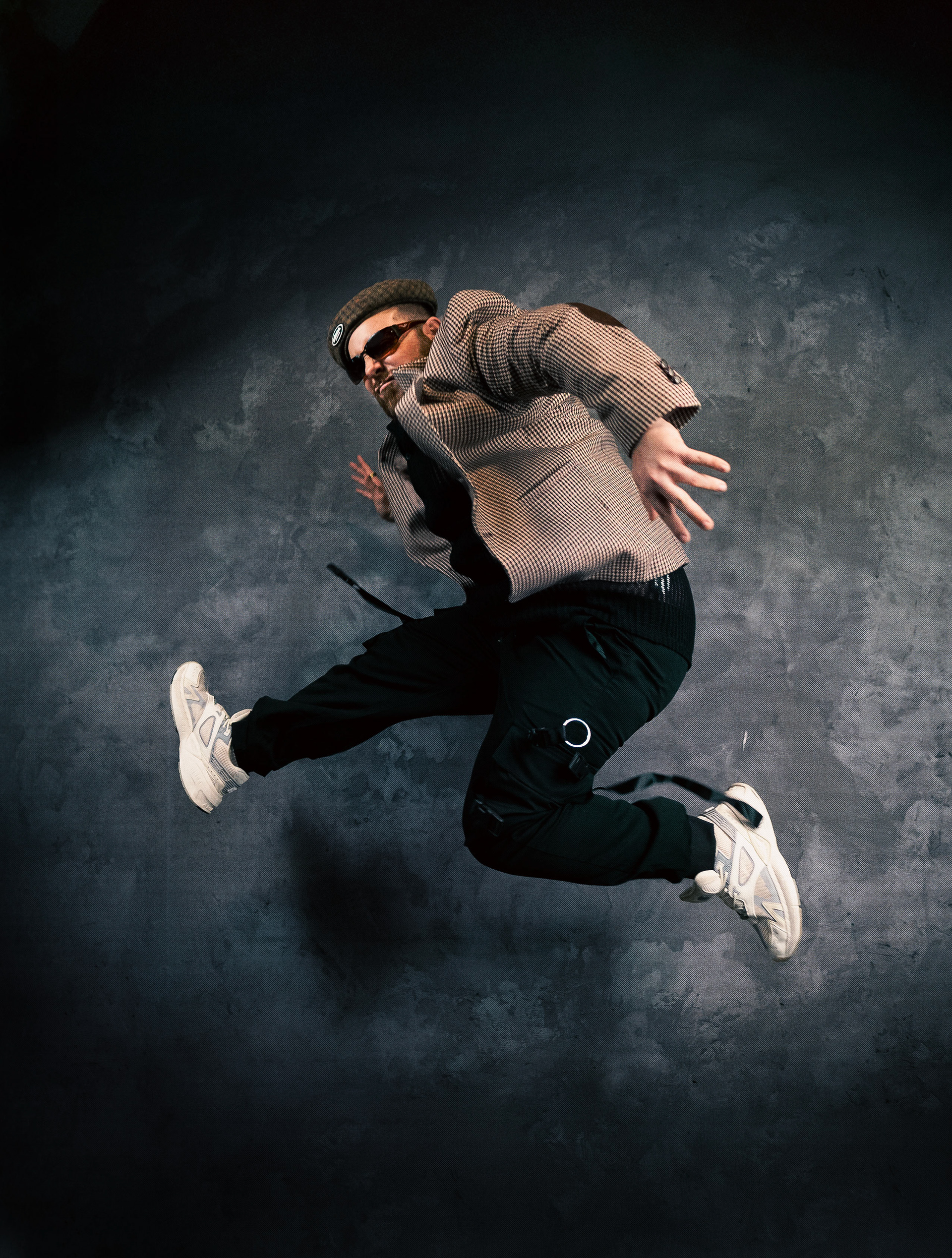 Sesión fotográfica de estudio estilo Y2k, años 2000s, com boina de Minga London, blazer vintage y camisa de Shein man