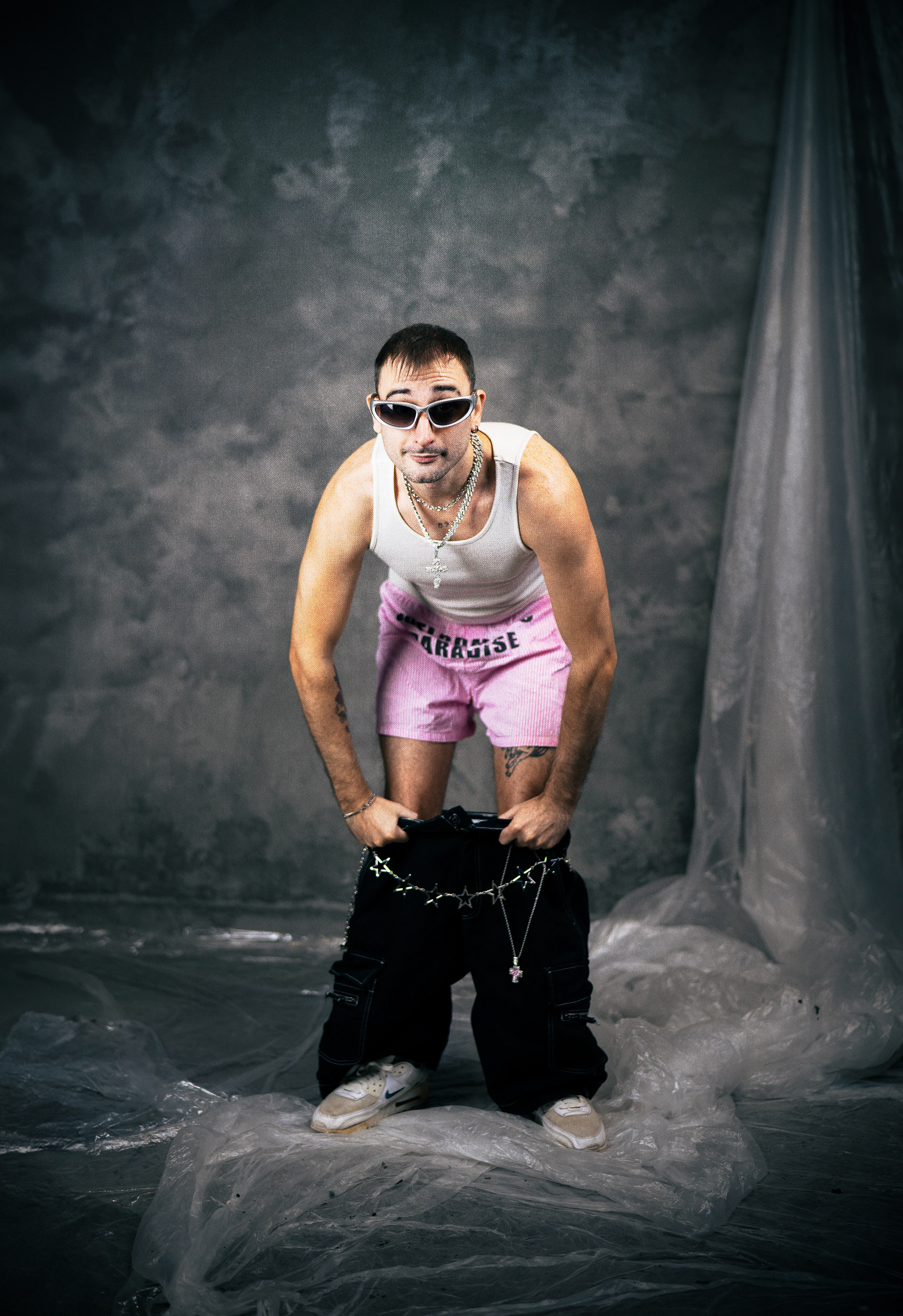 Sesión fotográfica de estudio en Valencia estilo Y2k, años 2000s, con bóxers de JADED LONDON, Shorts baggie de BERSHKA, cinturón, camiseta y gafas de sol de BERSHKA también.