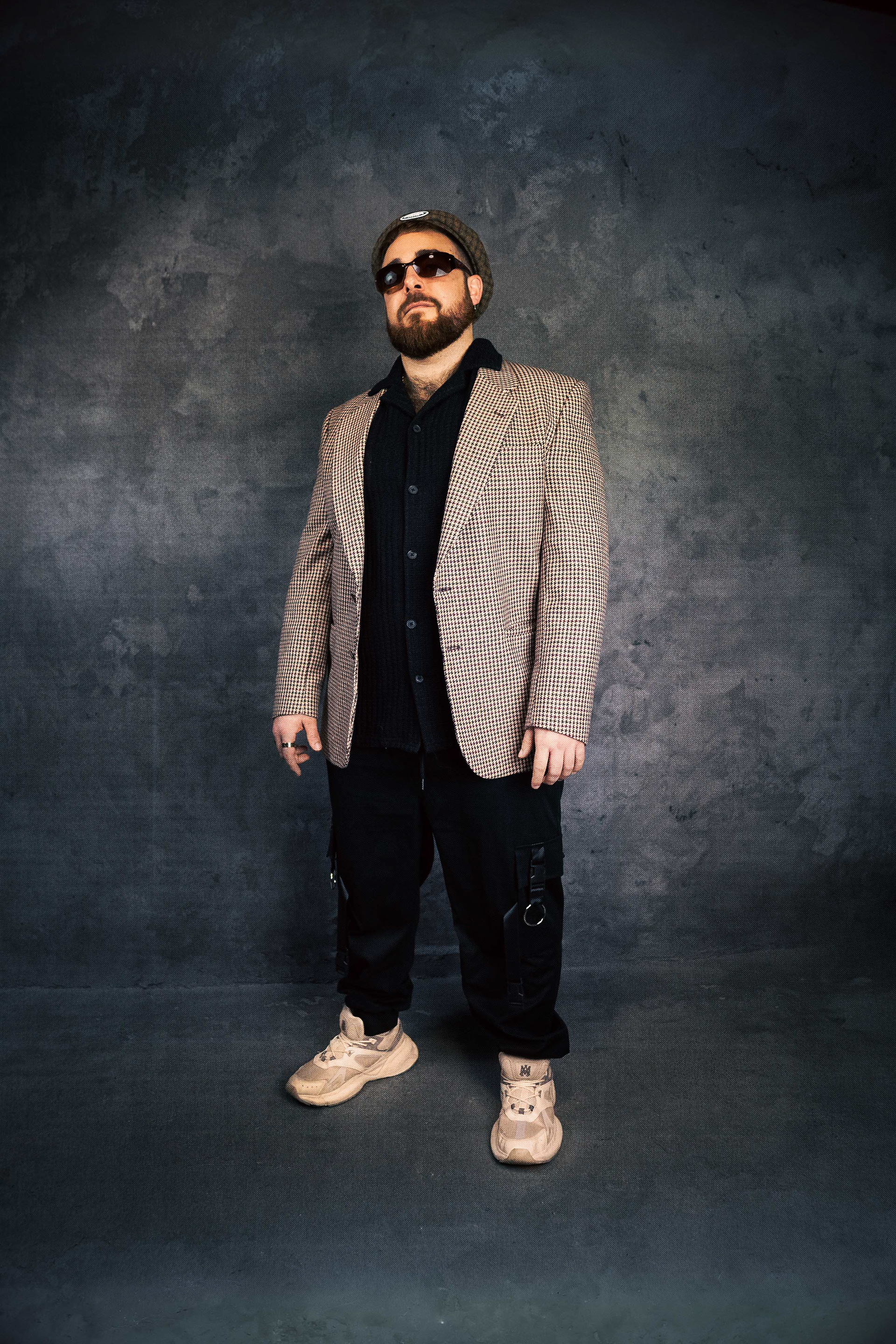 Sesión fotográfica de estudio en Valencia estilo Y2k, años 2000s, com boina de Minga London, blazer vintage y camisa de Shein man