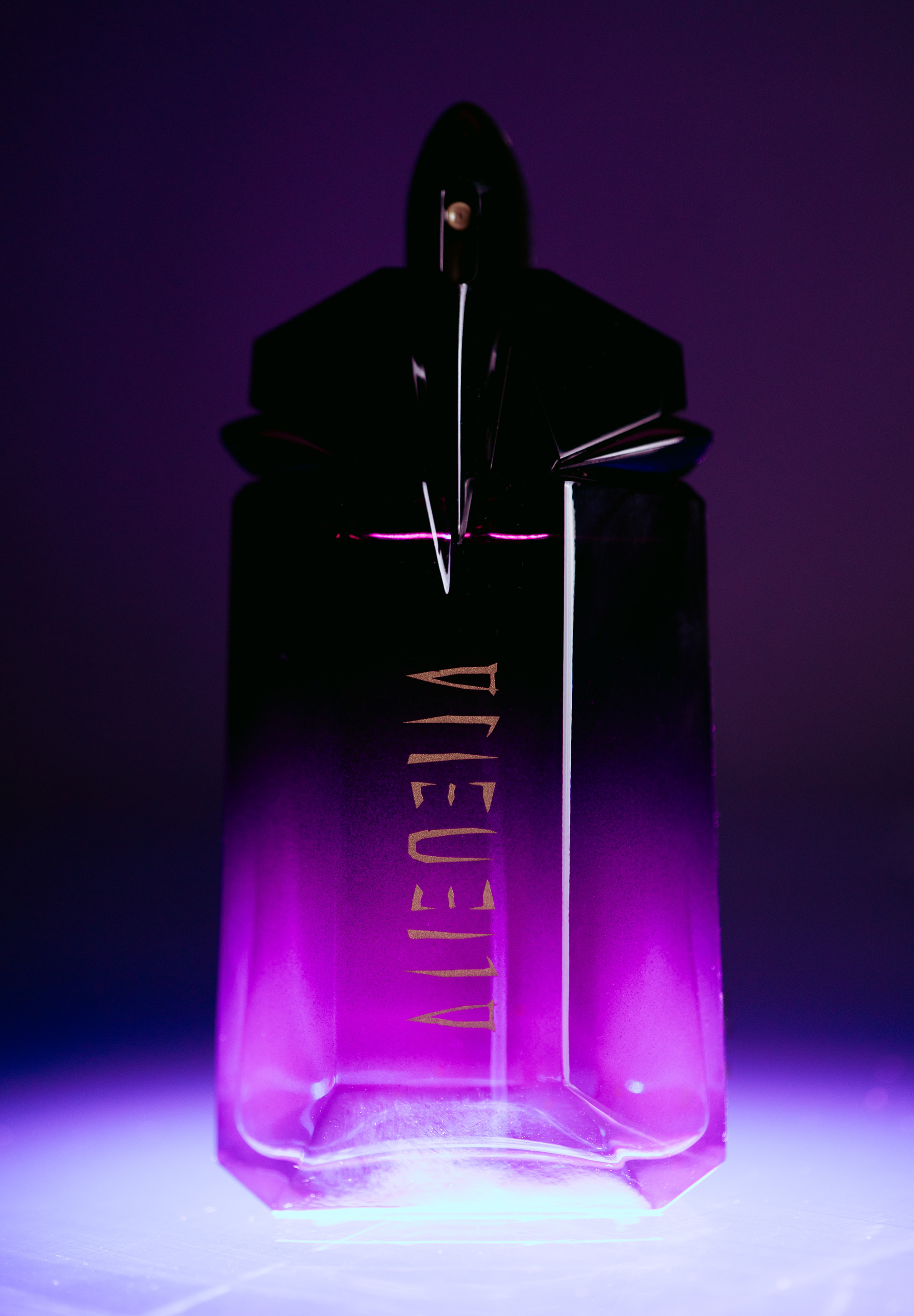 FOTOGRAFIA DE PRODUCTO, MUGLER ALIEN, FOTOGRAFIA ECOMMERCE, CREACIÓN DE CONTENIDO PARA REDES SOCIALES, VALENCIA