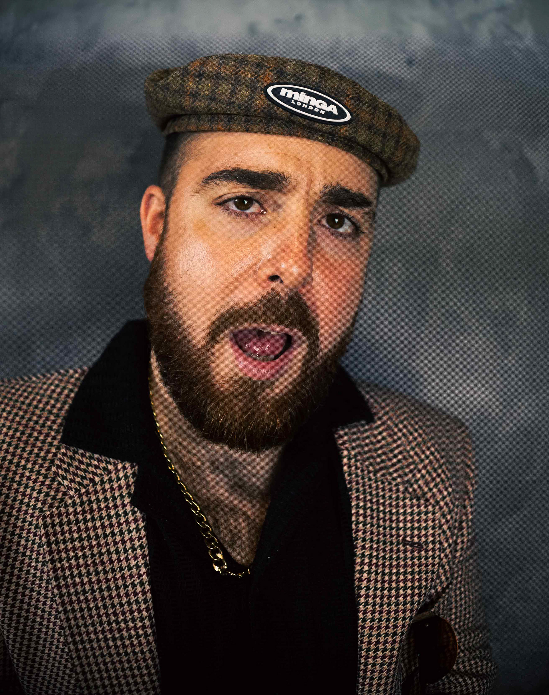 Sesión fotográfica de estudio en Valencia estilo Y2k, años 2000s, com boina de Minga London, blazer vintage y camisa de Shein man