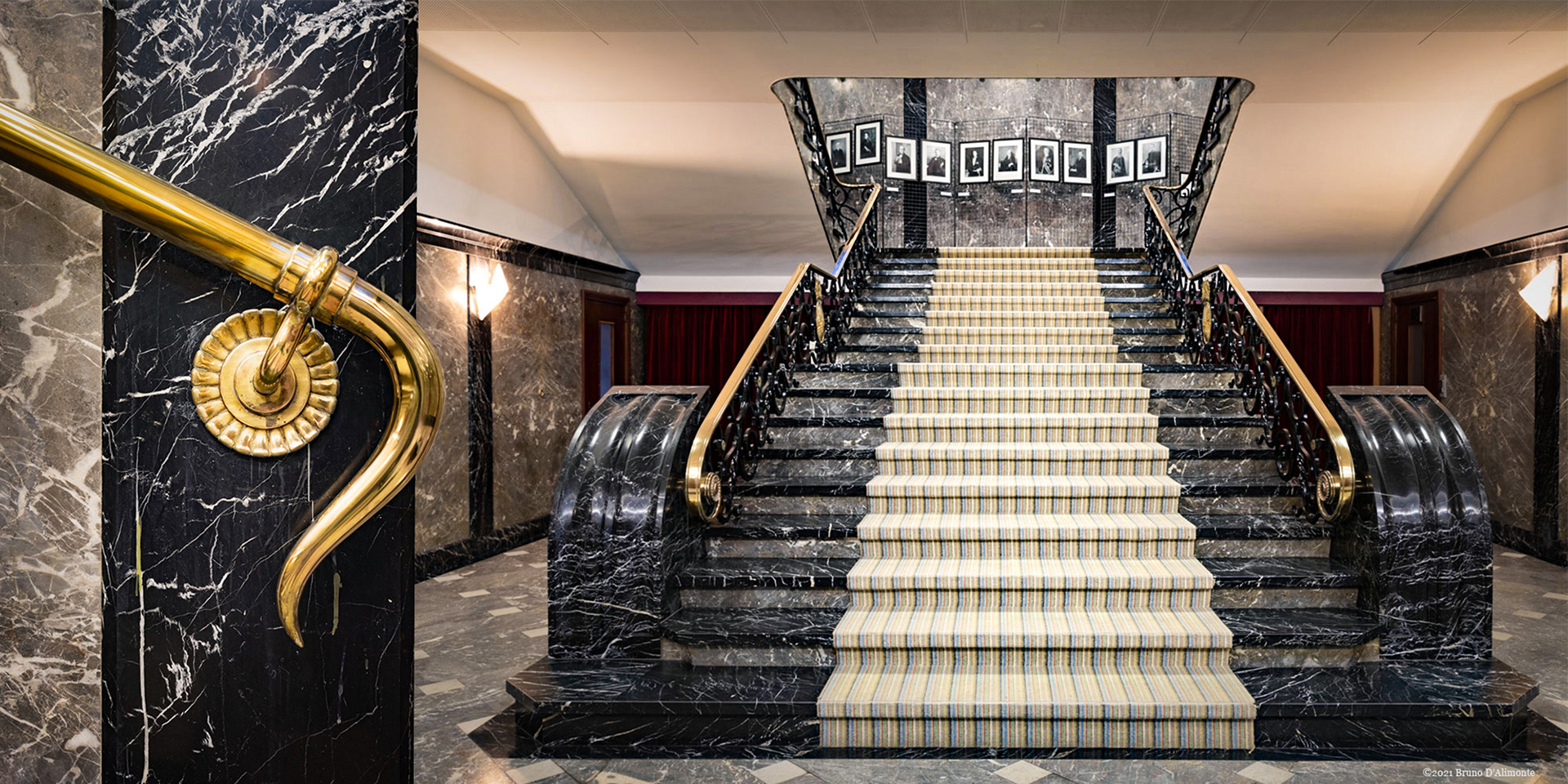 Vaste hall en marbre de l'immeubre de 58, au centre duquel prend naissance l'escalier d'honneur