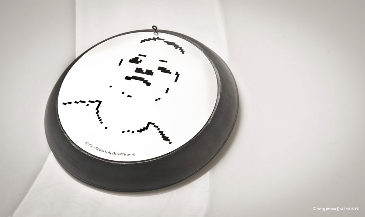 Dos  métalique thermo-gravé qui reprend le portrait stylisé