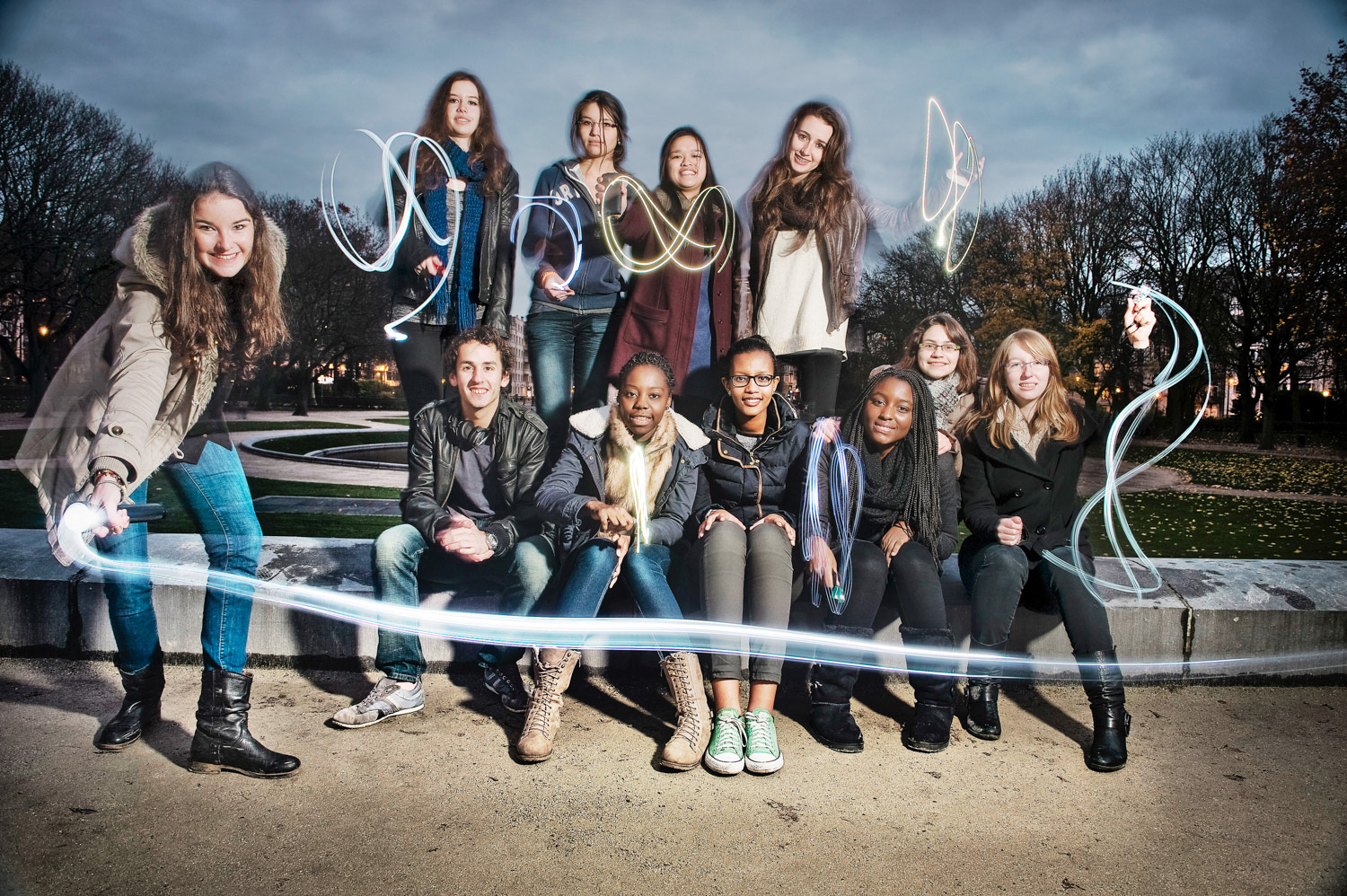 Équipe d'une mini-entreprise qui promeut une lampe originale