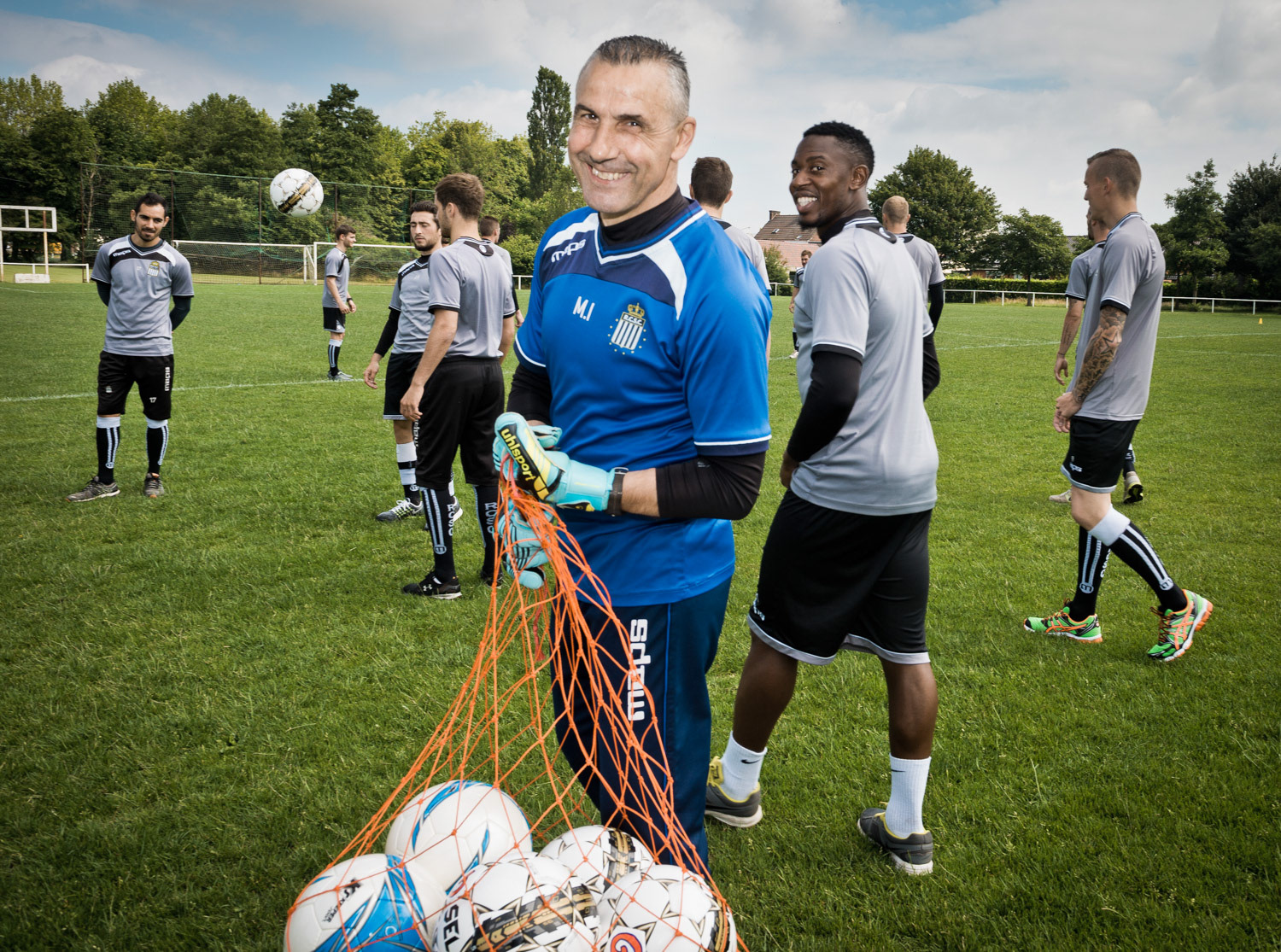 Mise en perspective d'un portrait avec un arrière-plan humain