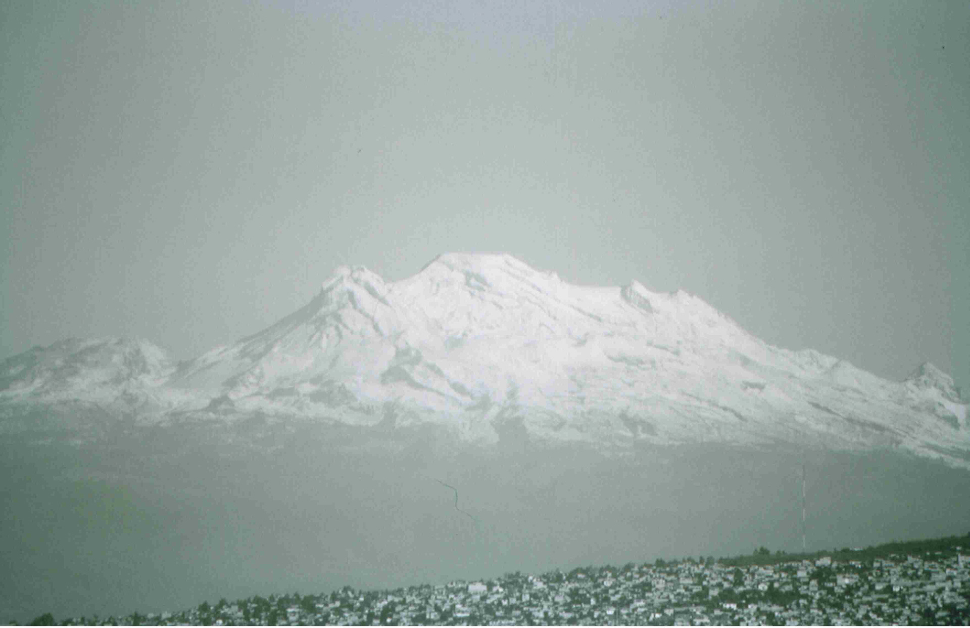 La mujer dormida, el Iztaccíhuatl en una mañana muy fría de enero, desde Iztapalapa, DF. En Agfachrome Scala ISO 100. Maravillosa película de diapositivas en 35 mm.