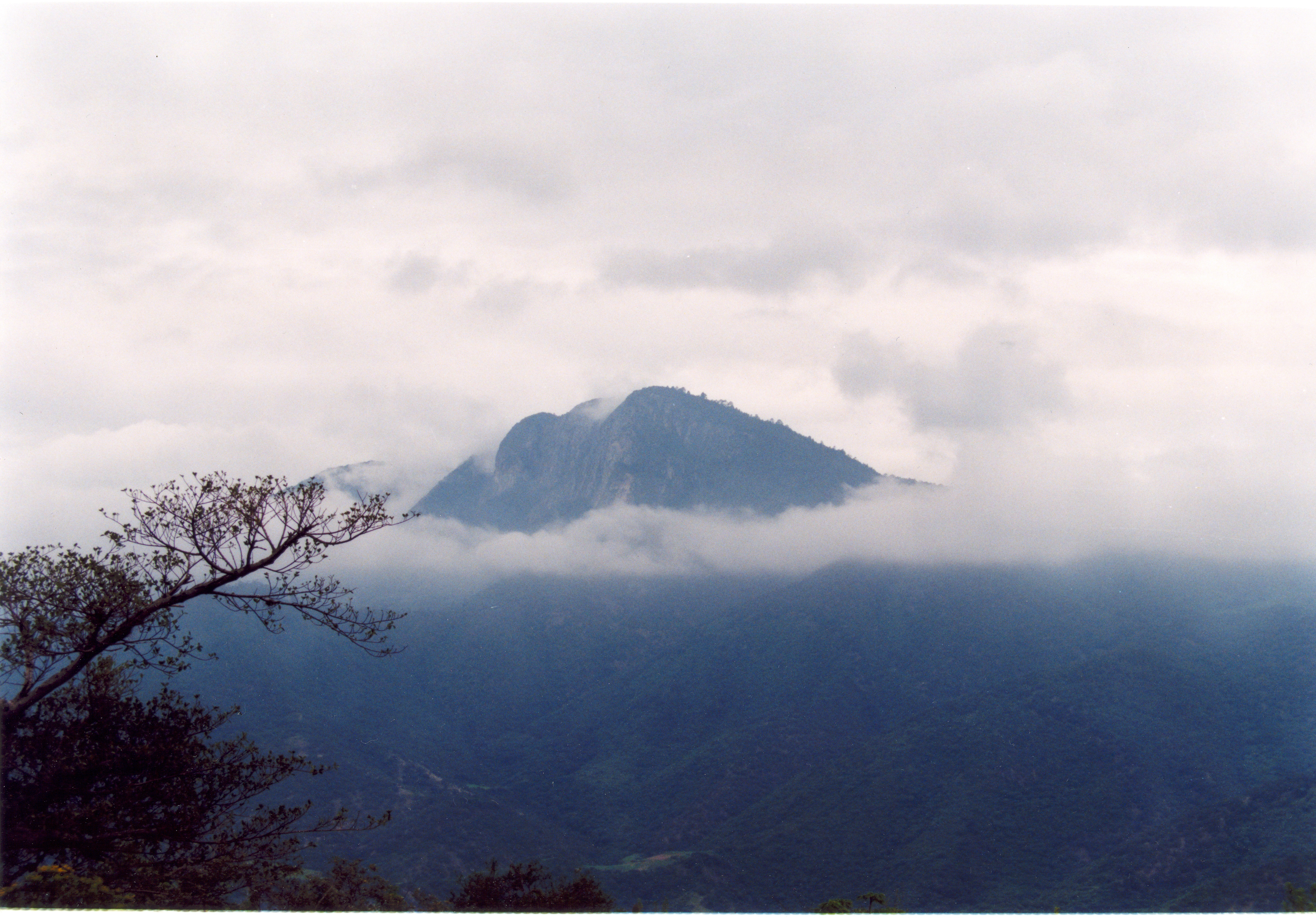 Una vista de la sierra de Oaxaca desde Hierve el Agua, Minolta Maxxum 400si & lente Maxxum 35-70, F3.5-5.6.