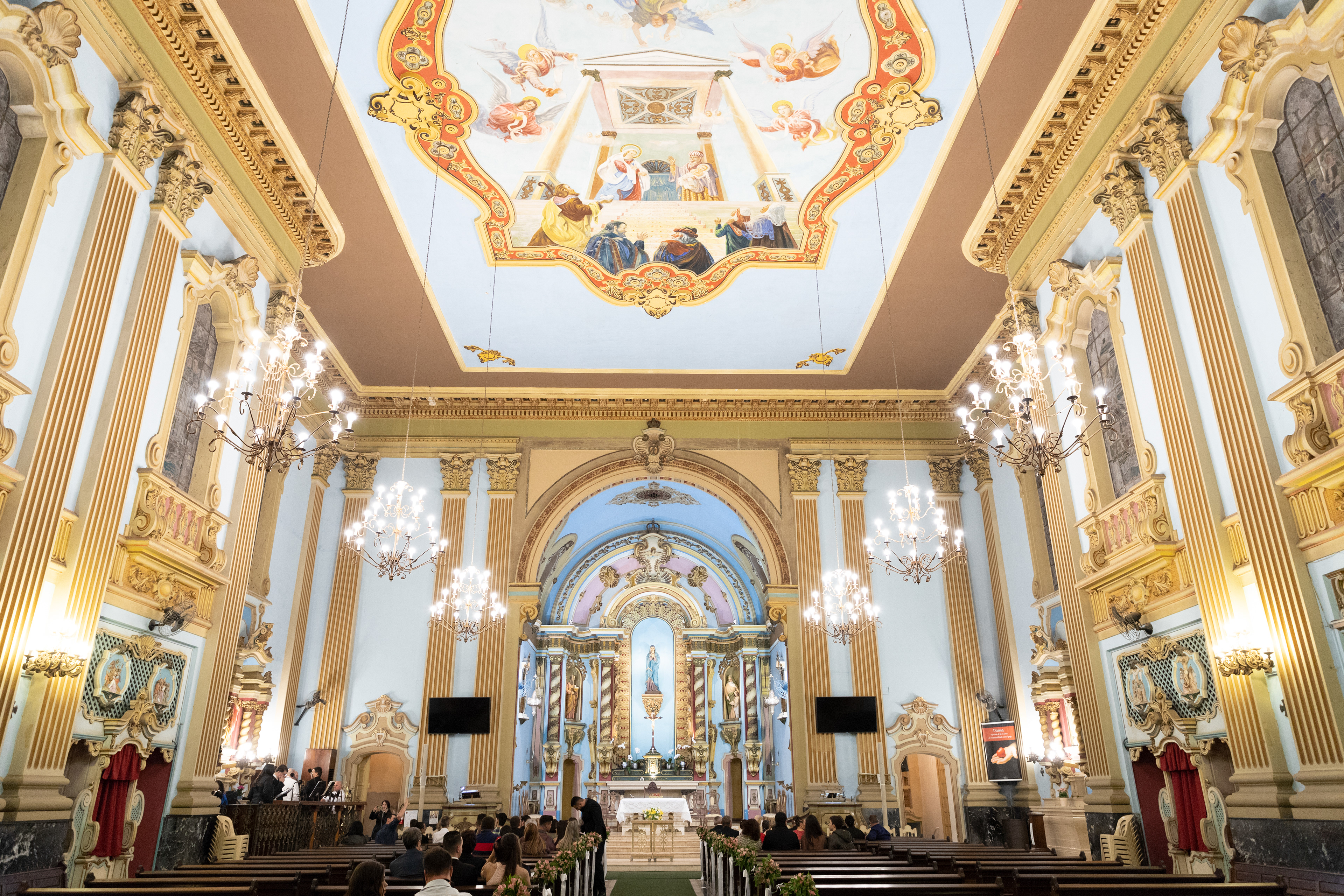foto interna da igreja Nossa Senhora das DORES , realizado em um casamento , ela mostra o altar e as pinturas no teto
