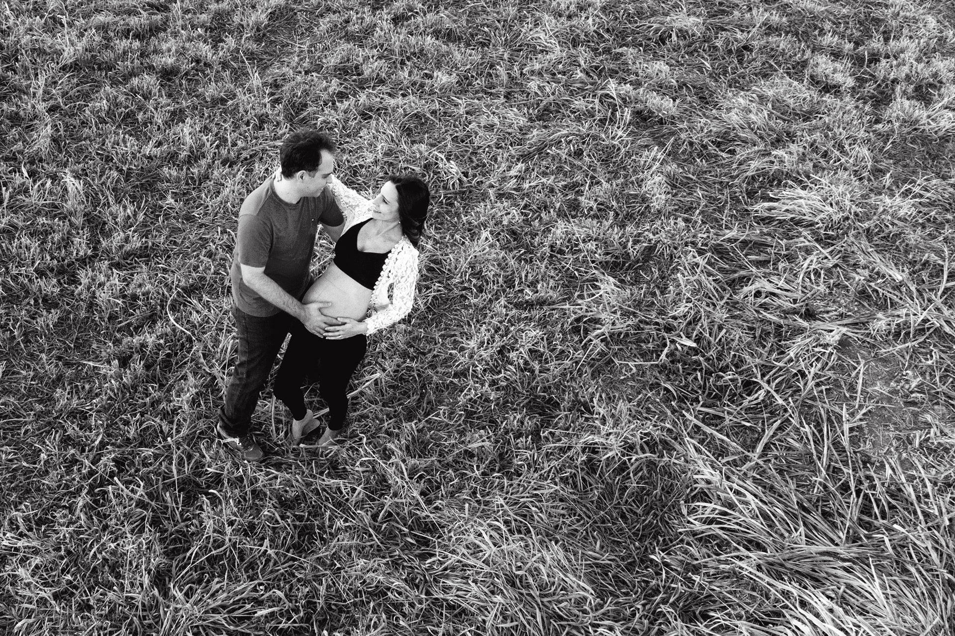 imagem aérea, de um casal a mulher esta gravida e a imagem do drone foi ralizada , fotografo imagens aerea, foto e video aereo