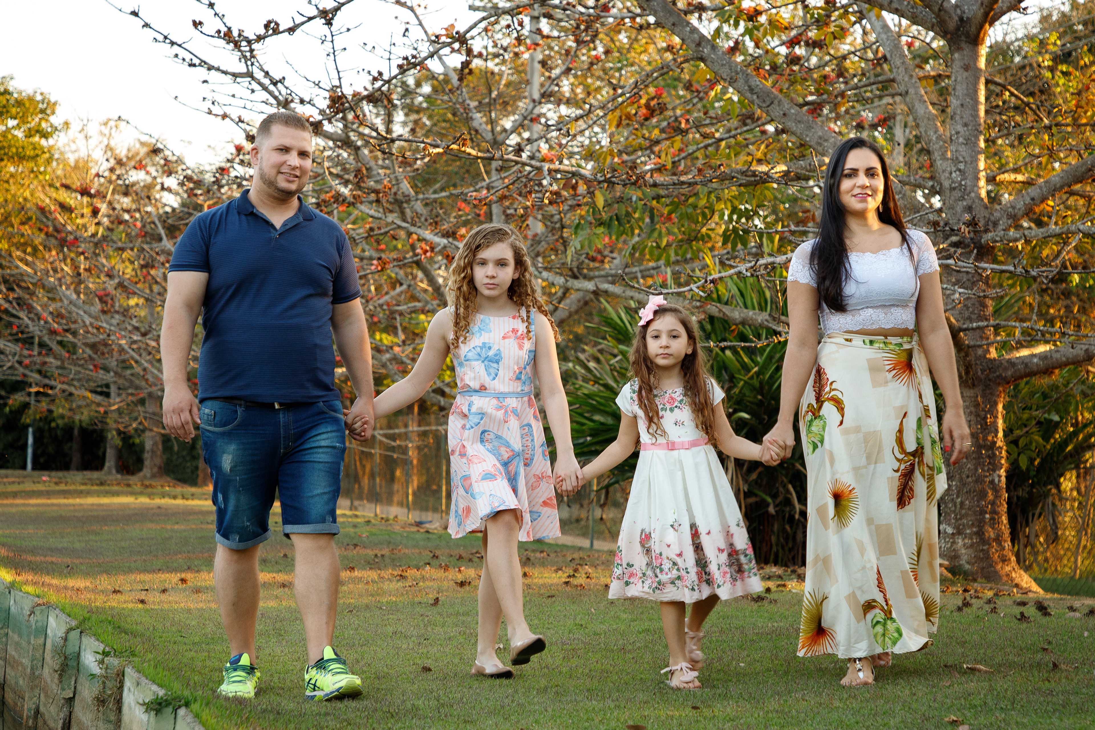 foto de família, familia caminhando de mãos dadas , retrato de familia , fotografo de campinas , ensaio fotografico