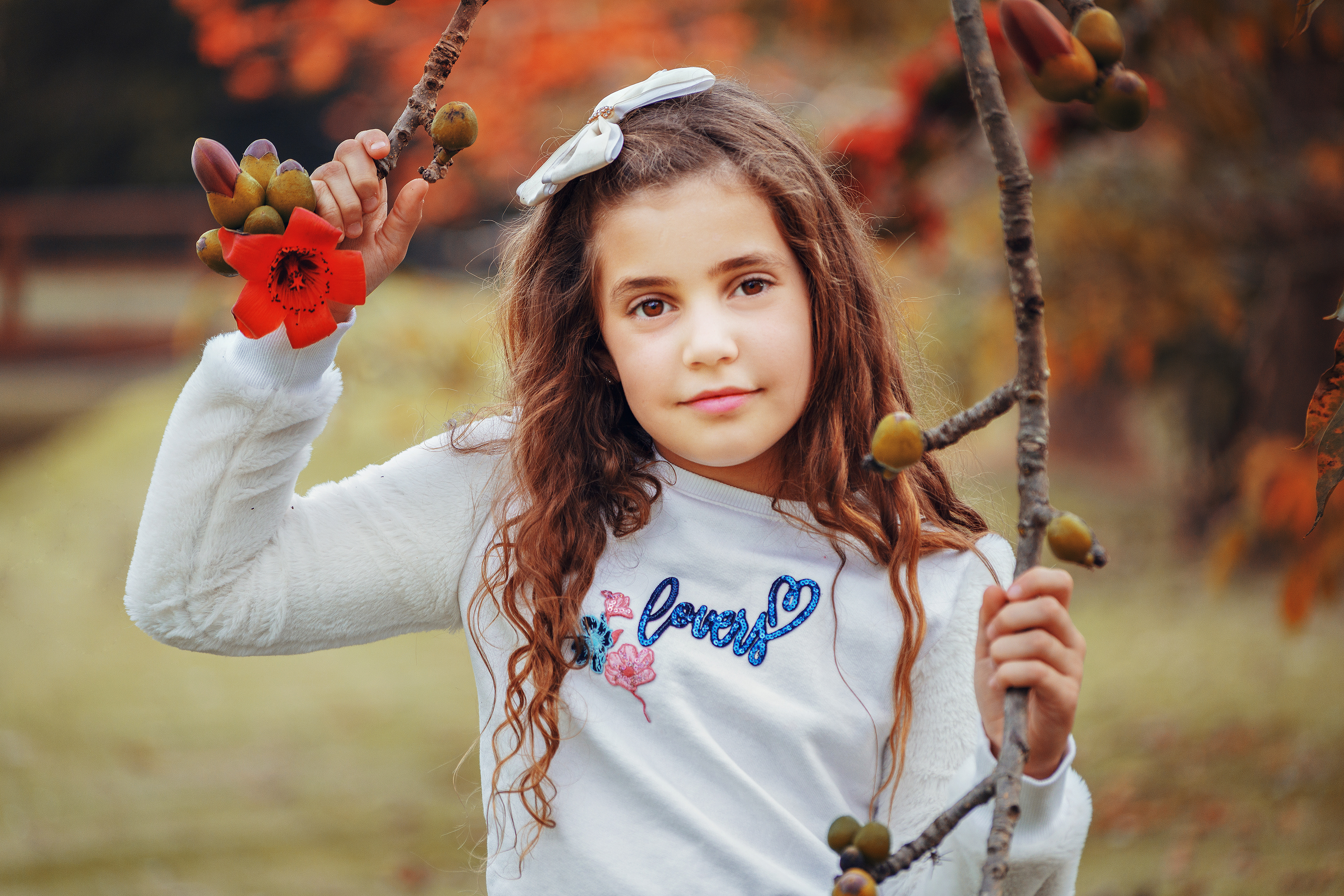 retrato de criança a menina esta segurando as flores e um olhar bem na em direção da câmera