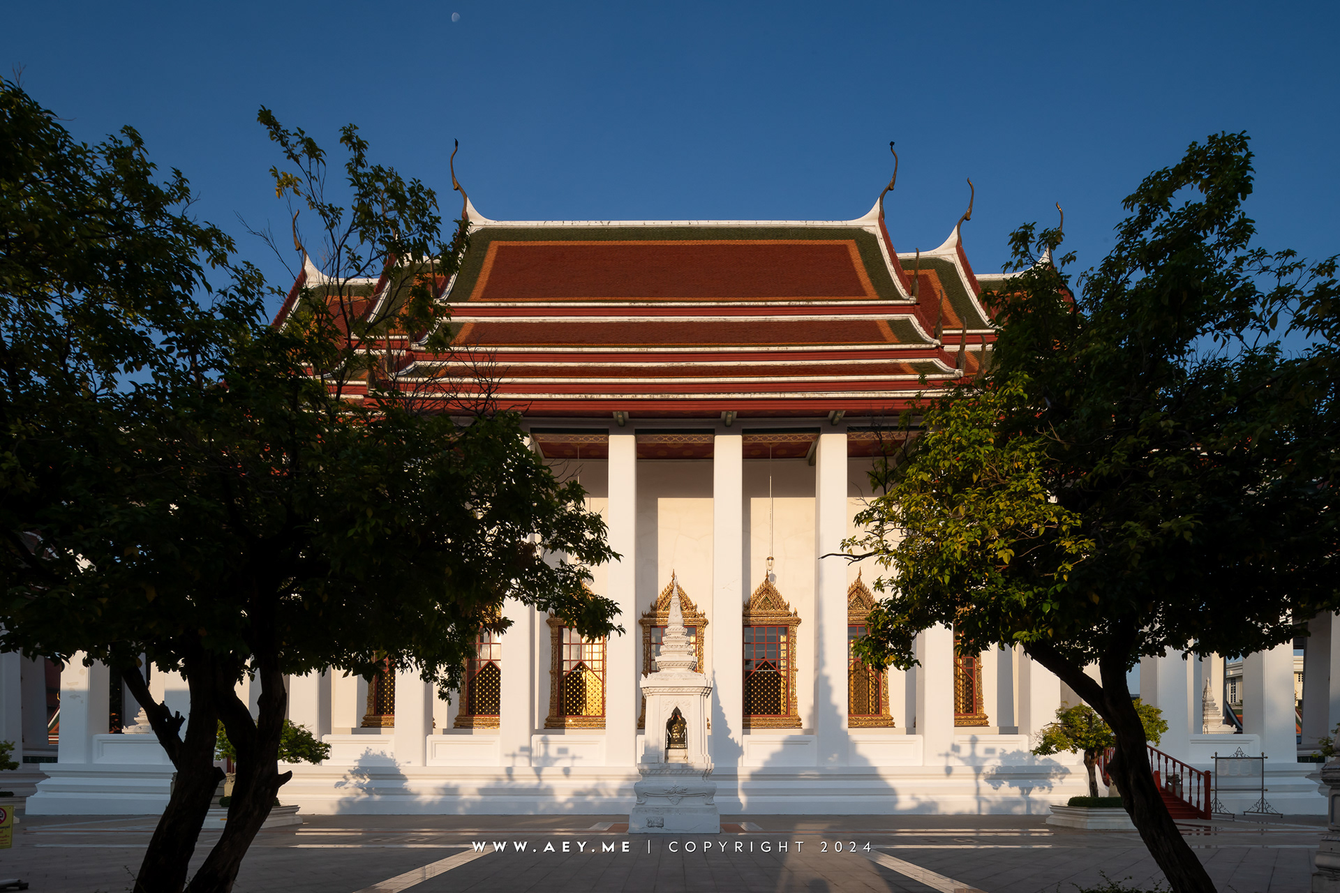 พระอุโบสถ วัดราชนัดดารามวรวิหาร ด้านทิศตะวันออก