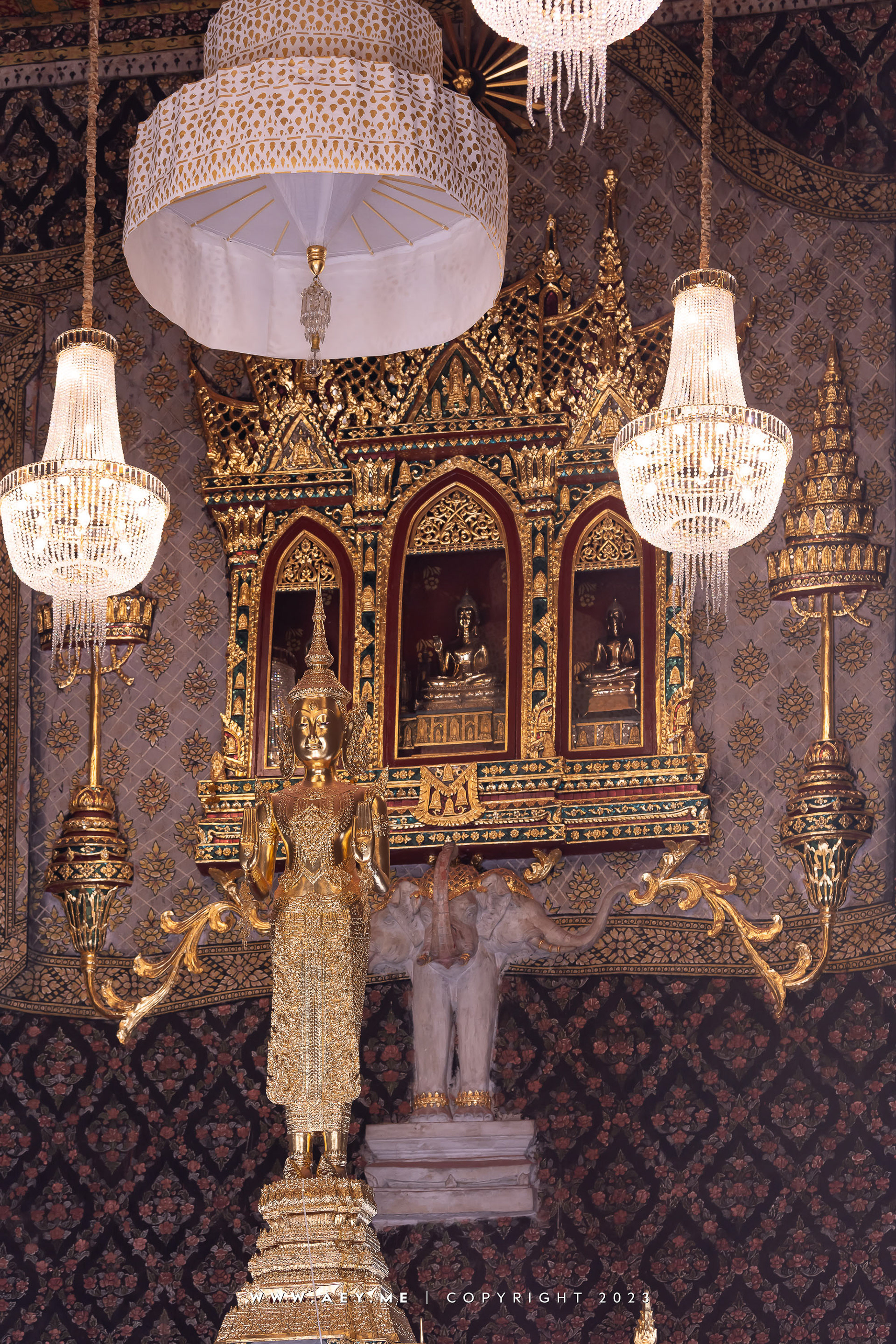 ภาพนูนต่ำลายช้างสามเศียรแบกวิมาน พระราชลัญจกรของในหลวงรัชกาลที่ ๓