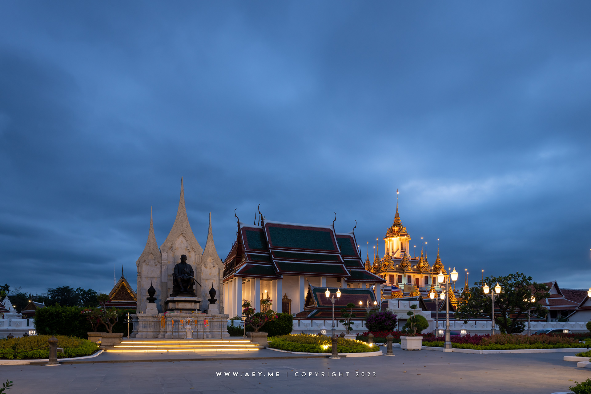 พระบรมราชานุสาวรีย์ในหลวงรัชกาลที่ ๓ และลานพลับพลามหาเจษฎาบดินทร์ ด้านทิศเหนือของวัดราชนัดดารามวรวิหาร