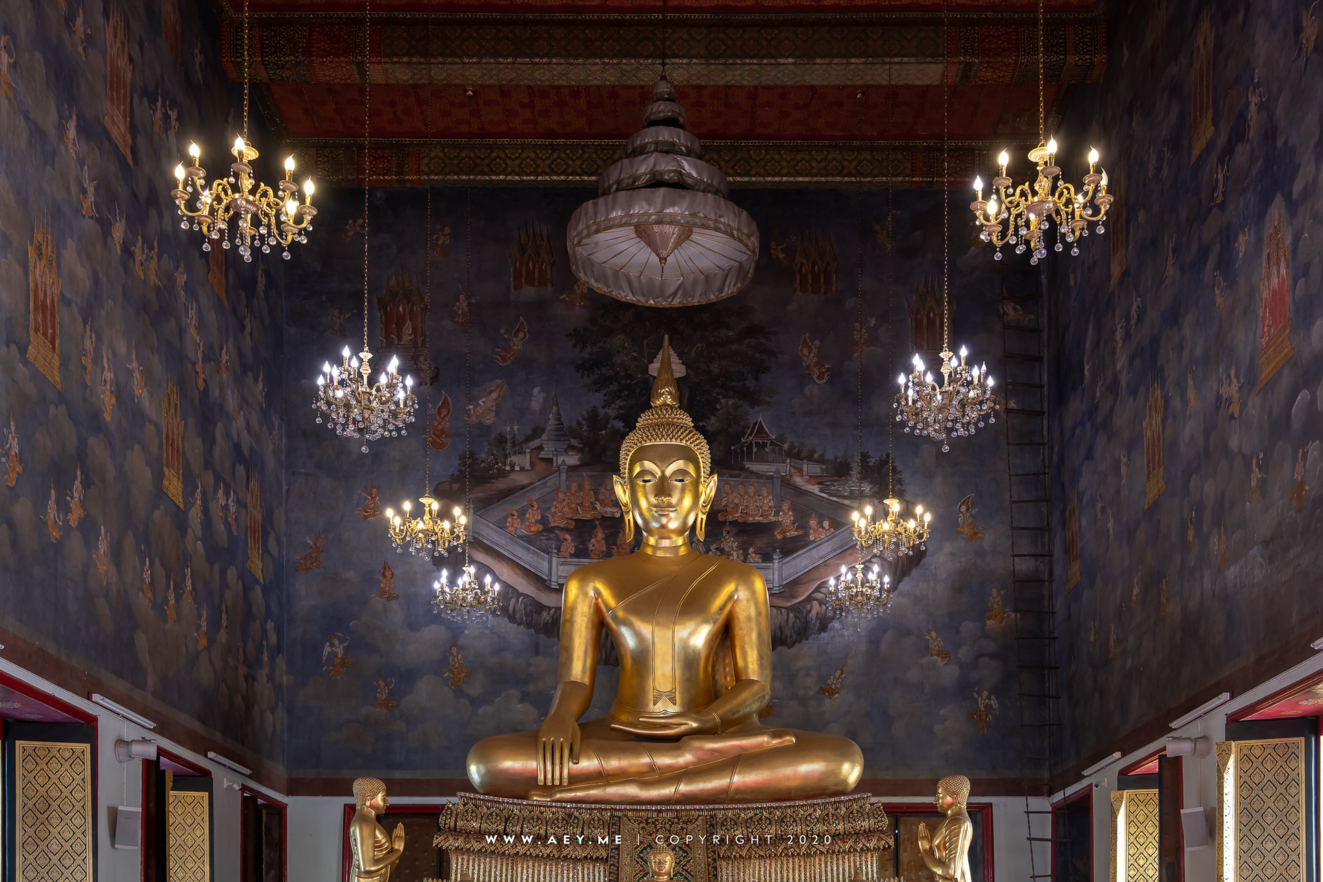 พระพุทธเสฏฐุตตมมุนิทร์ และภาพจิตรกรรมฝาผนังรูปพุทธประวัติของพระพุทธเจ้าเสด็จลงมาจากดาวดึงส์ ในพระอุโบสถ วัดราชนัดดารามวรวิหาร