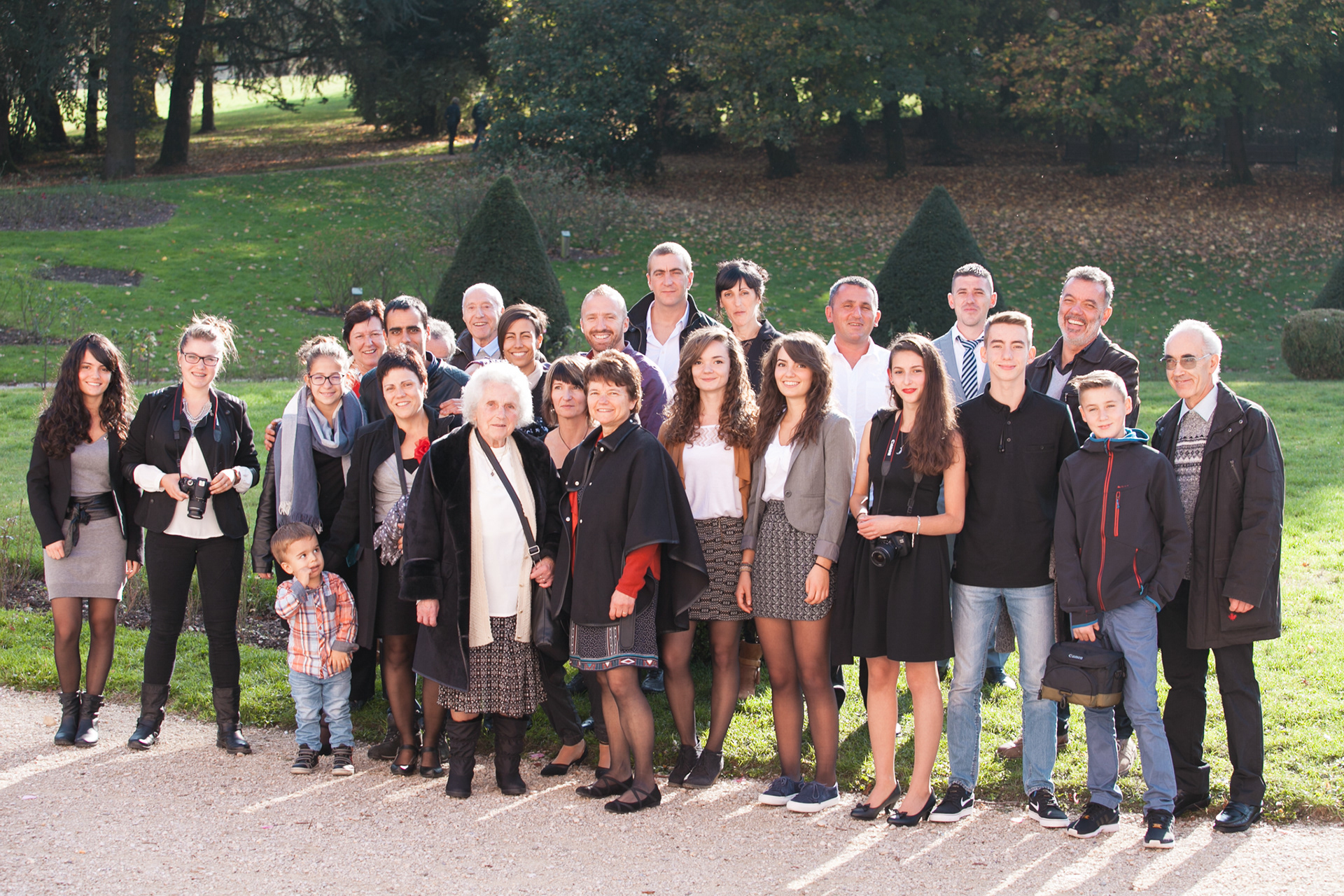 Photo de groupe dans un parc. Photo couleur.