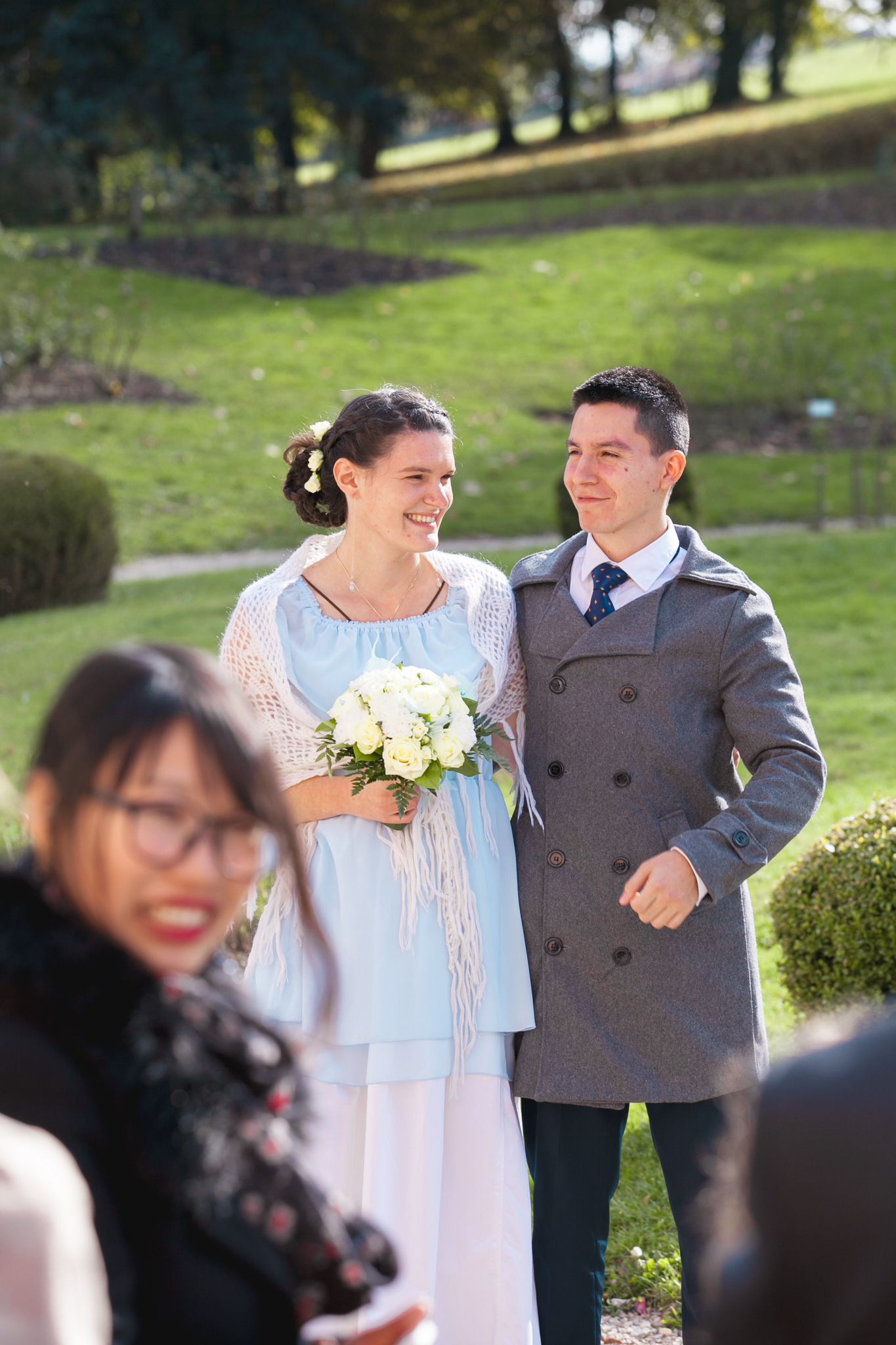 Couple dans un parc le jour de leur mariage. Photo couleur.