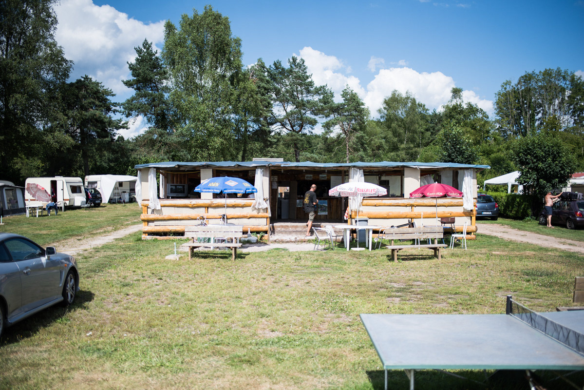 La paillotte du camping est le lieu central, où l’on se retrouve pour l’apéro.