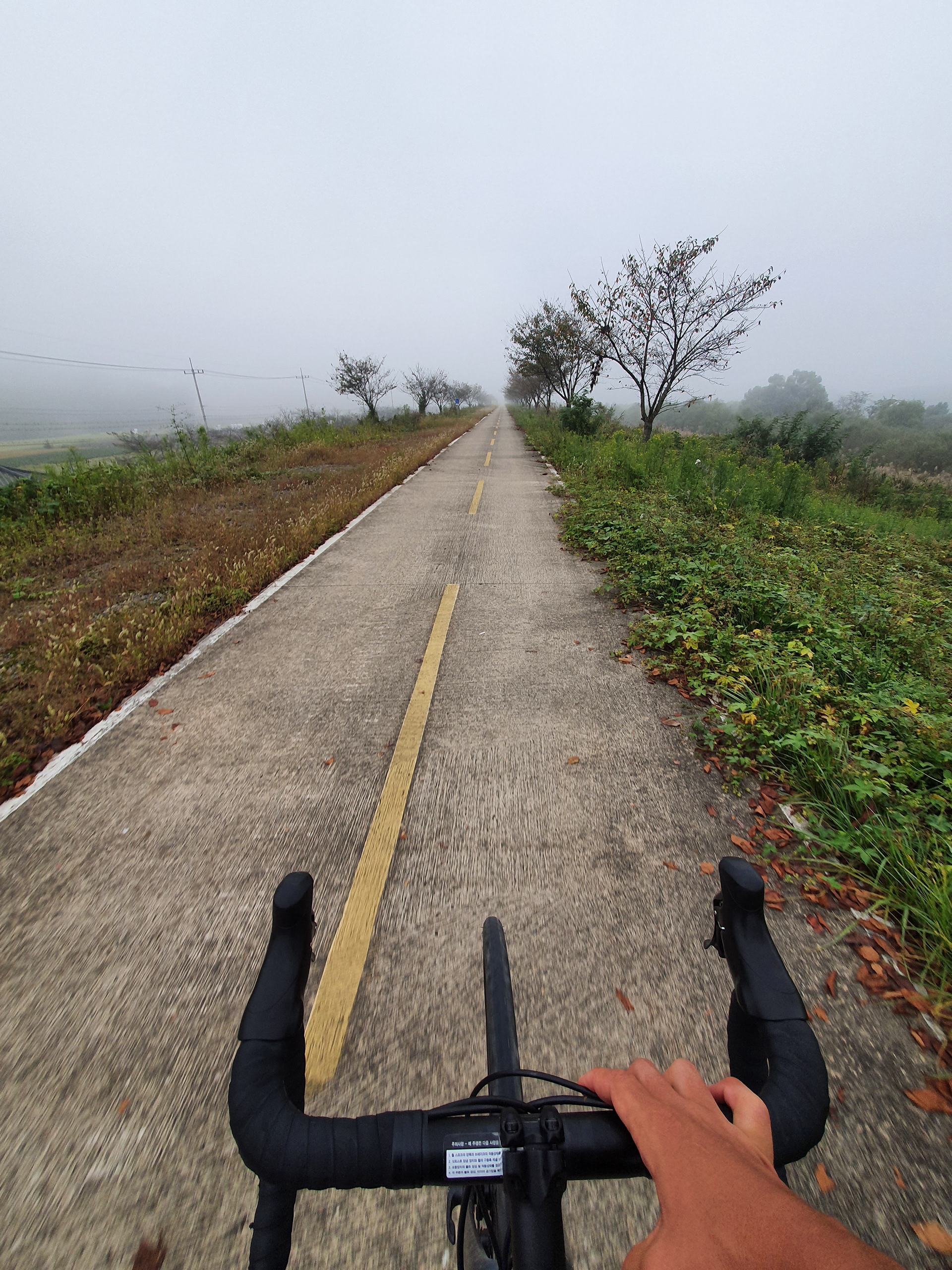 An eerie start to the morning, with fog covering most of the course and cobwebs covering the trees.