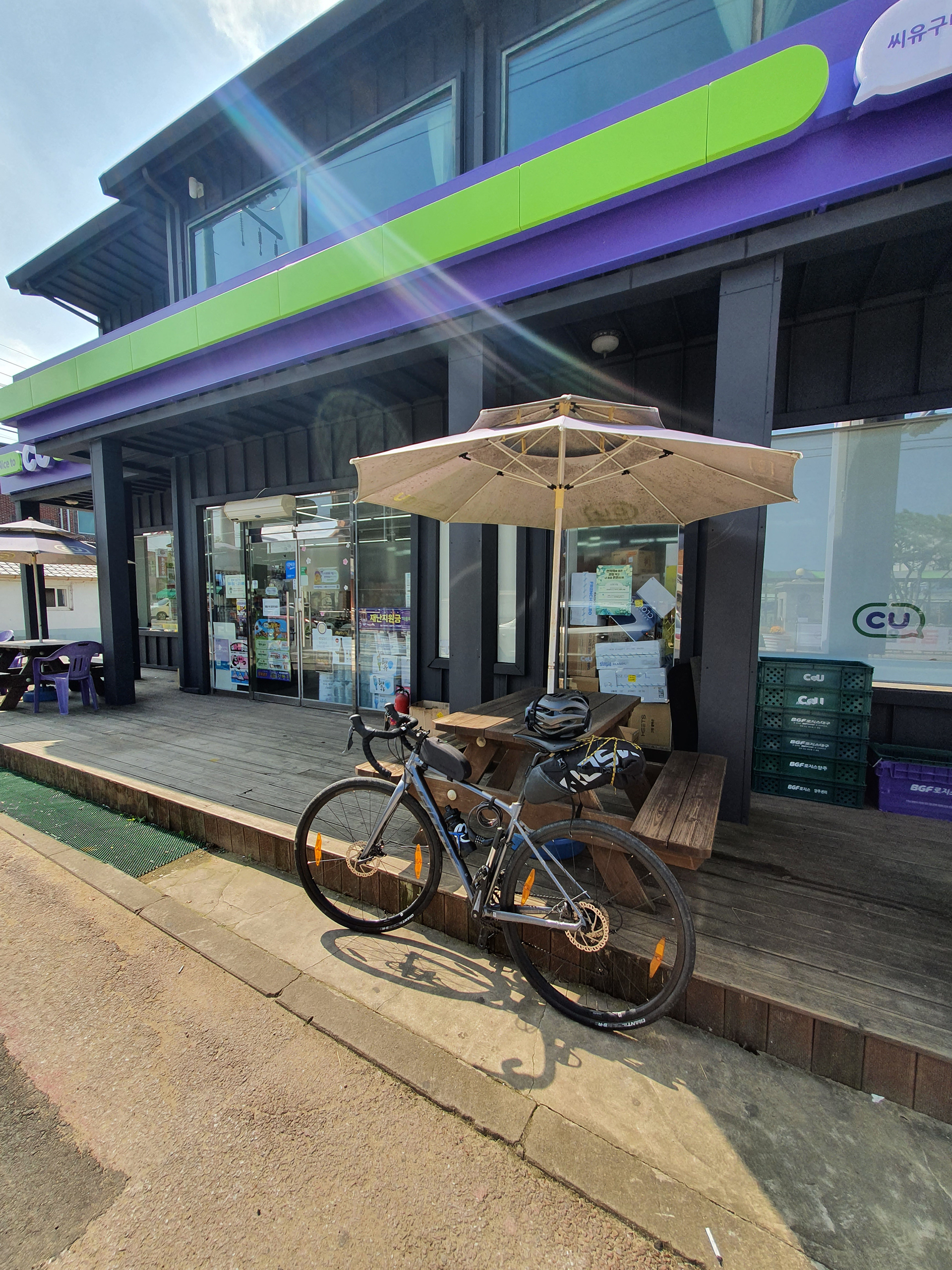 A midday refuel near Gumi.