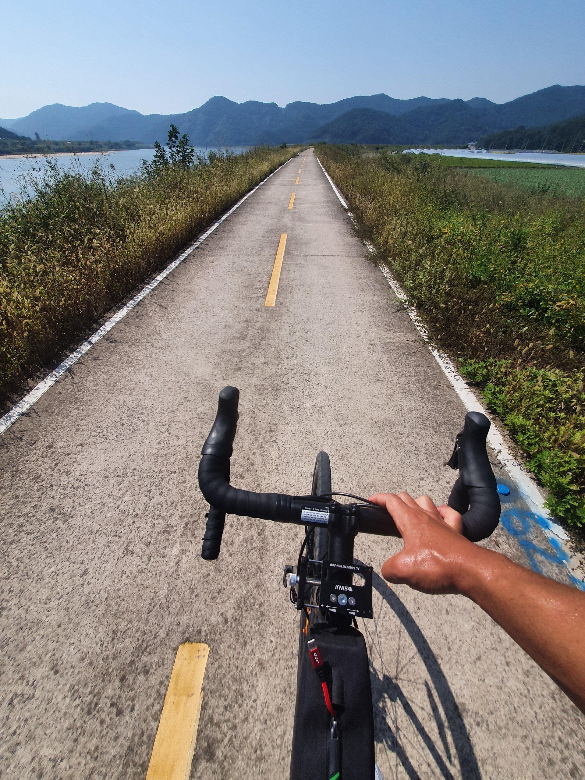 Large parts of this route felt desolate, with very little in the way of scenery besides acres of farmland and mountains in the distance.