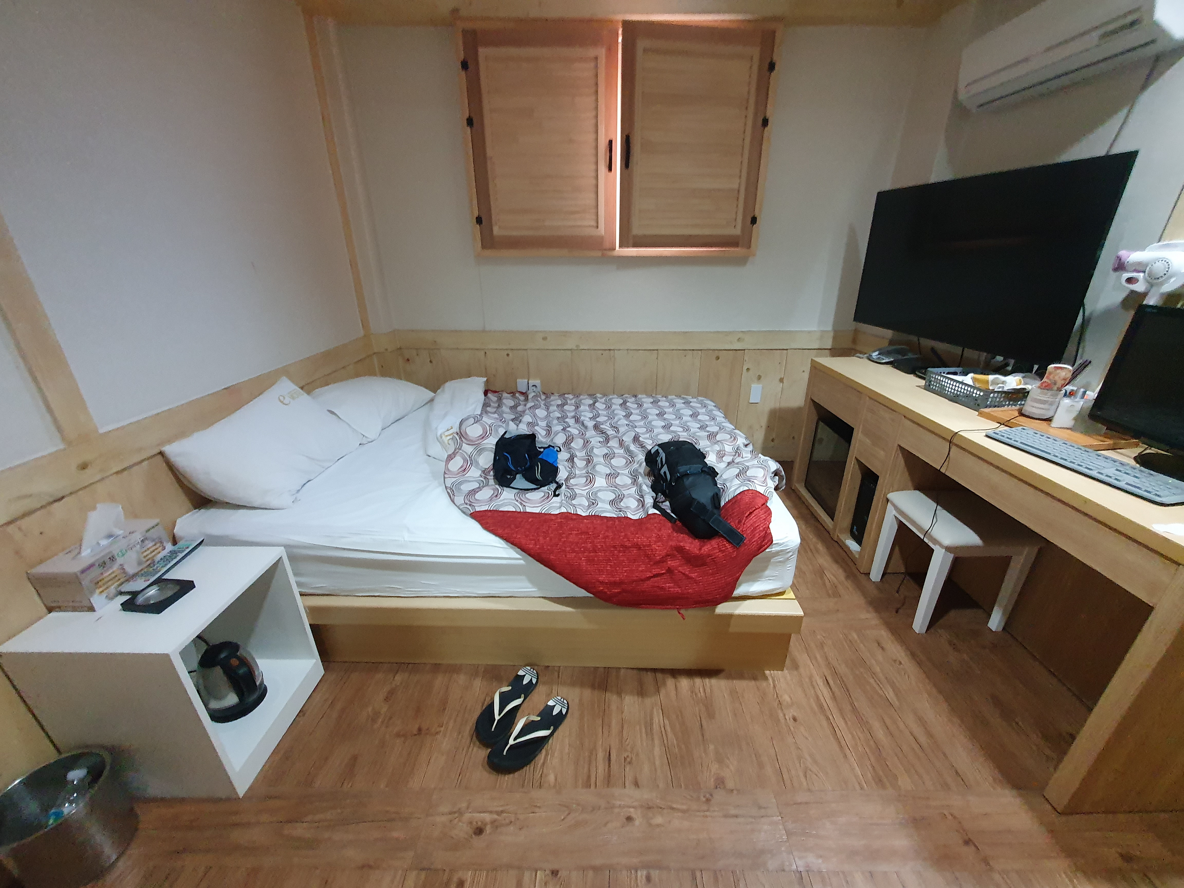 Here's the motel shot from Mungyeong.