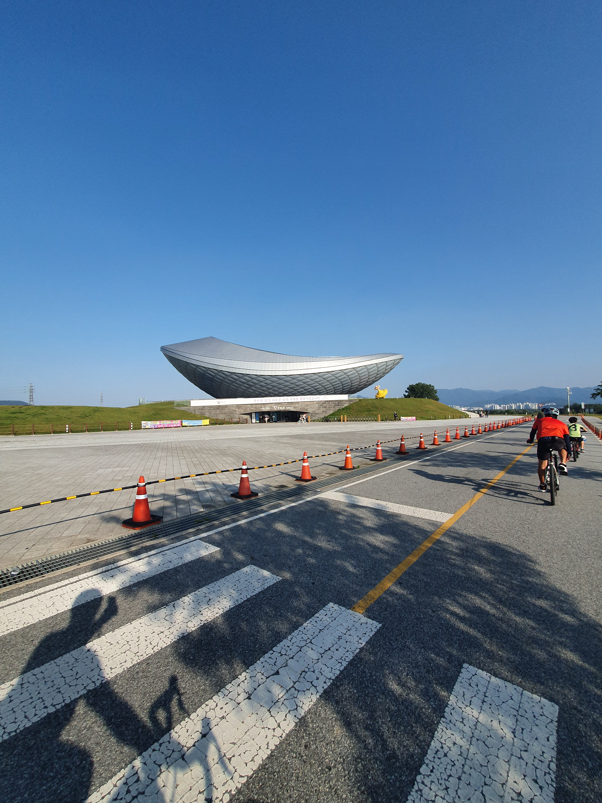 The Arc culture centre, a famous Daegu landmark.