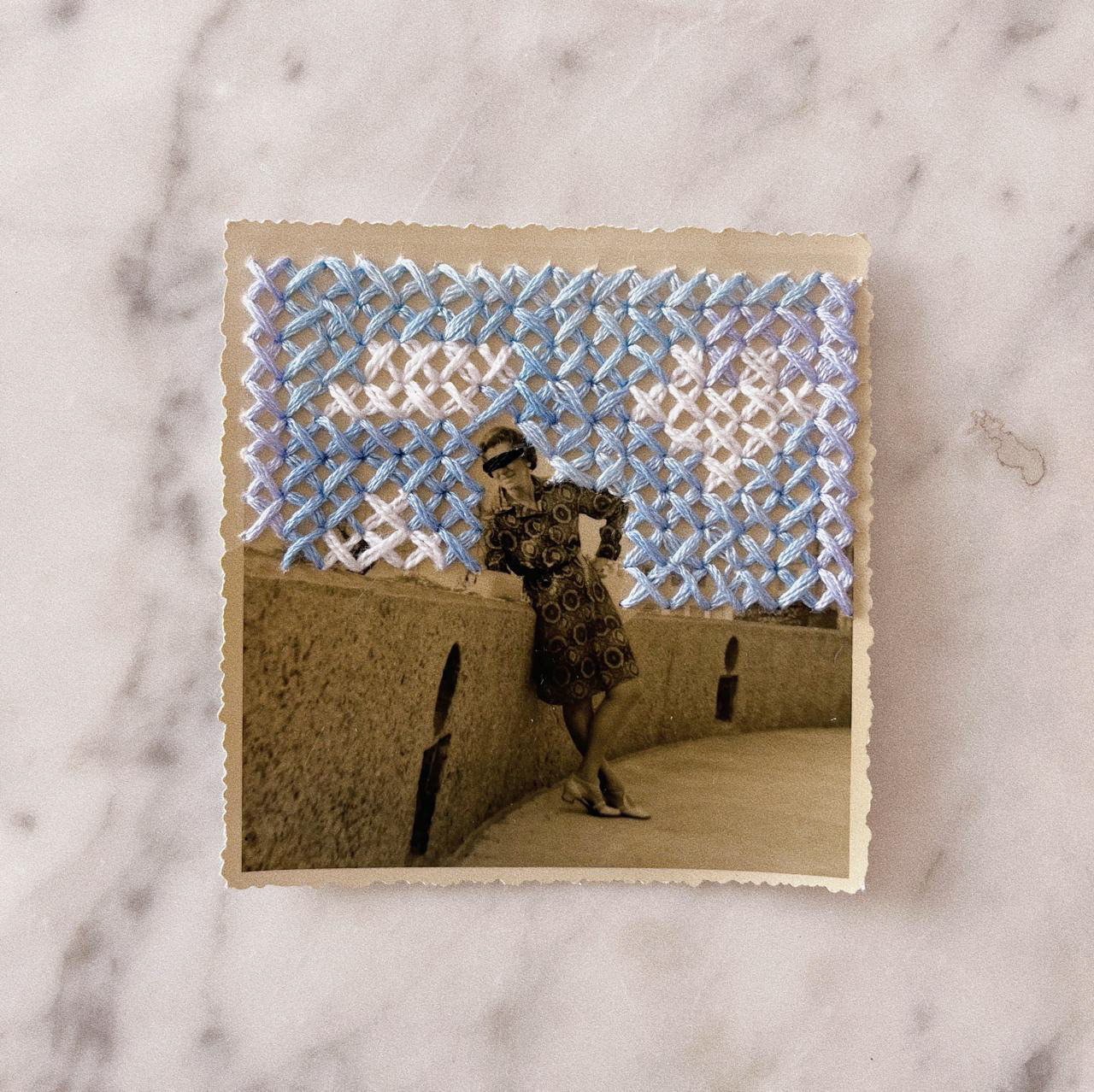 olhando pro céu, procurando respostas. 10x10cm, 2024