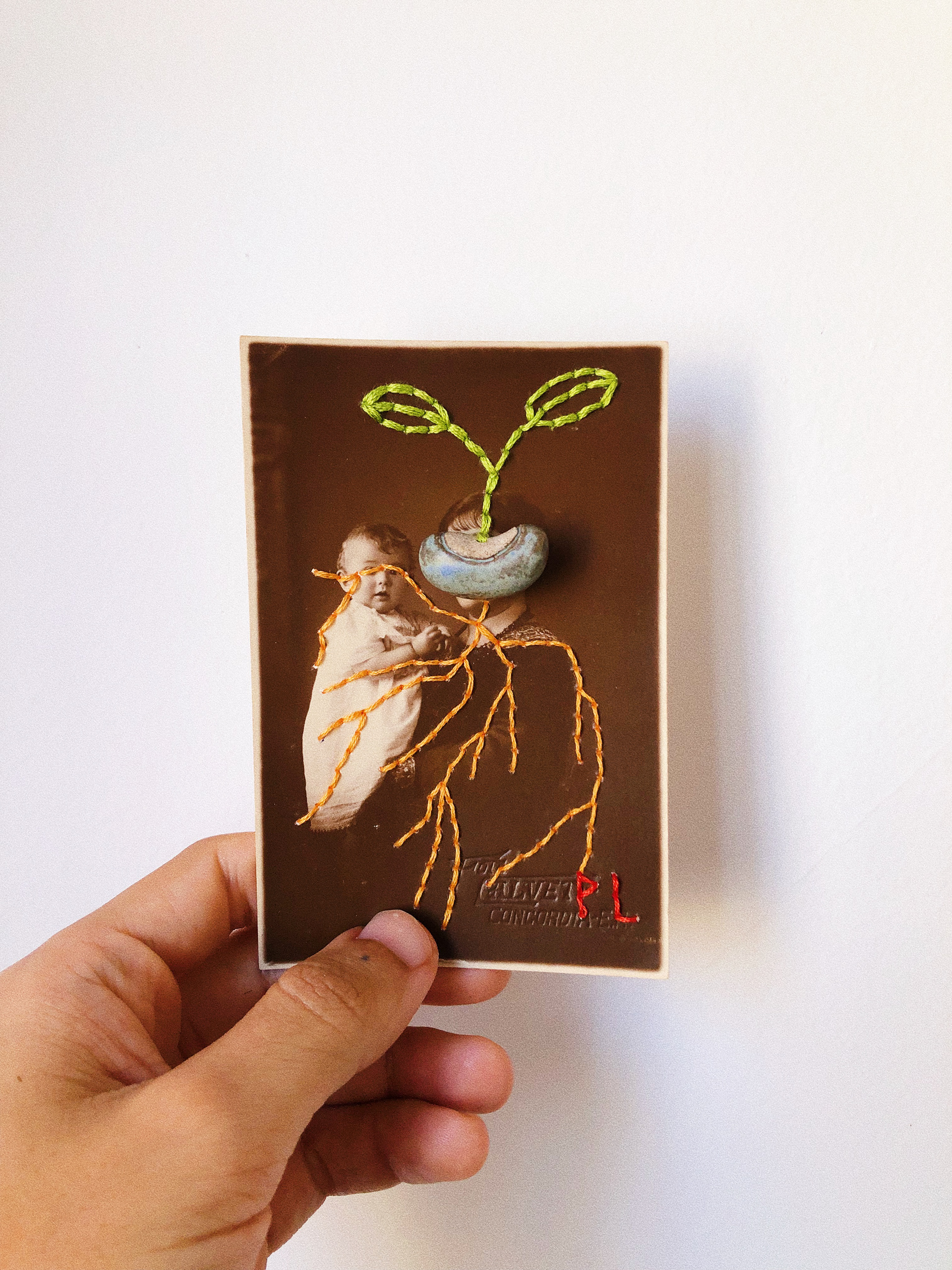 mãe-semente | semente-mãe. 8,5x13cm. linha de algodão e cerâmica sobre fotografia. pedroluiss, 2023