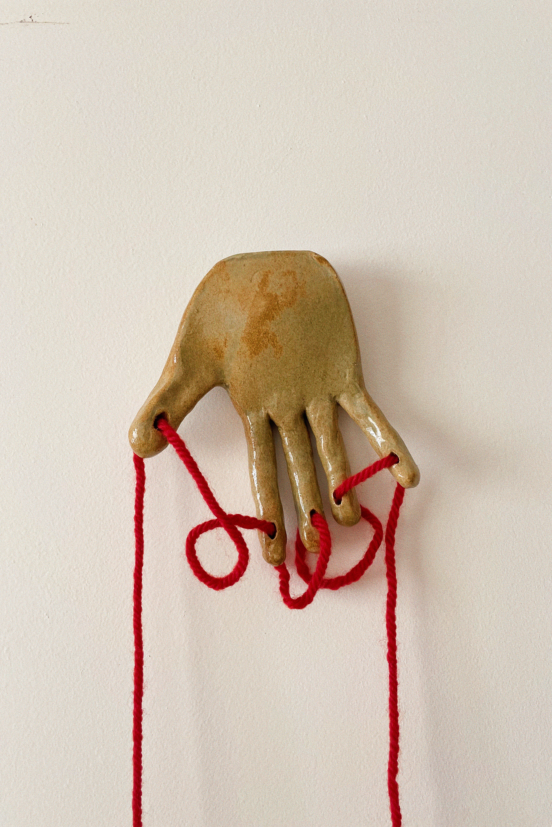 atravessamentos literais. cerâmica e linha de algodão, 2022