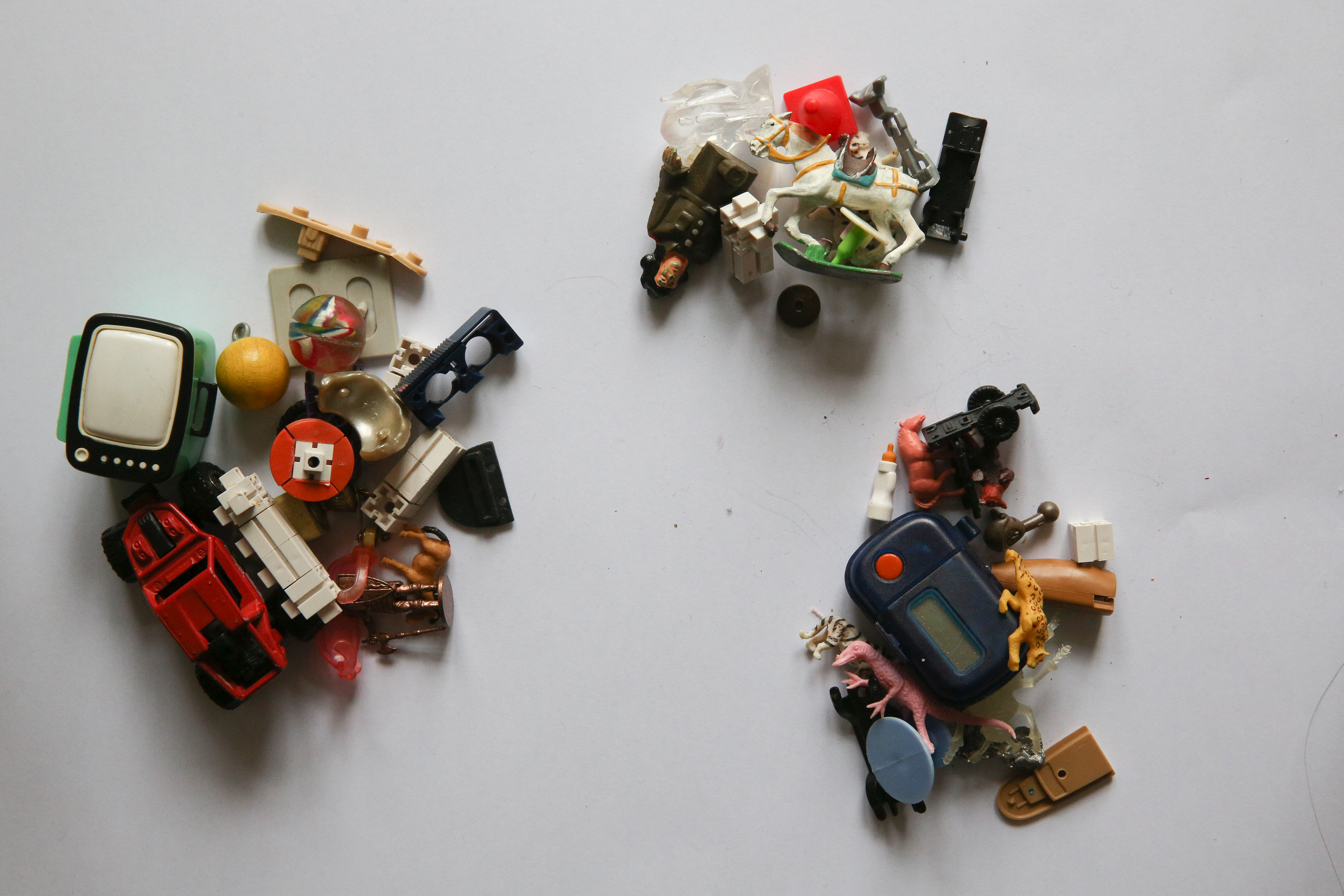 Ty jsou krásné, vzdychla Margaret, usmála se a běžela blíž a začala je skládat do košíku, který si s sebou přinesla. Hleděl jsem na ně, ale nic mi neříkaly. Jestli chcete vědět pravdu, byly spíš ošklivé. Dost. 