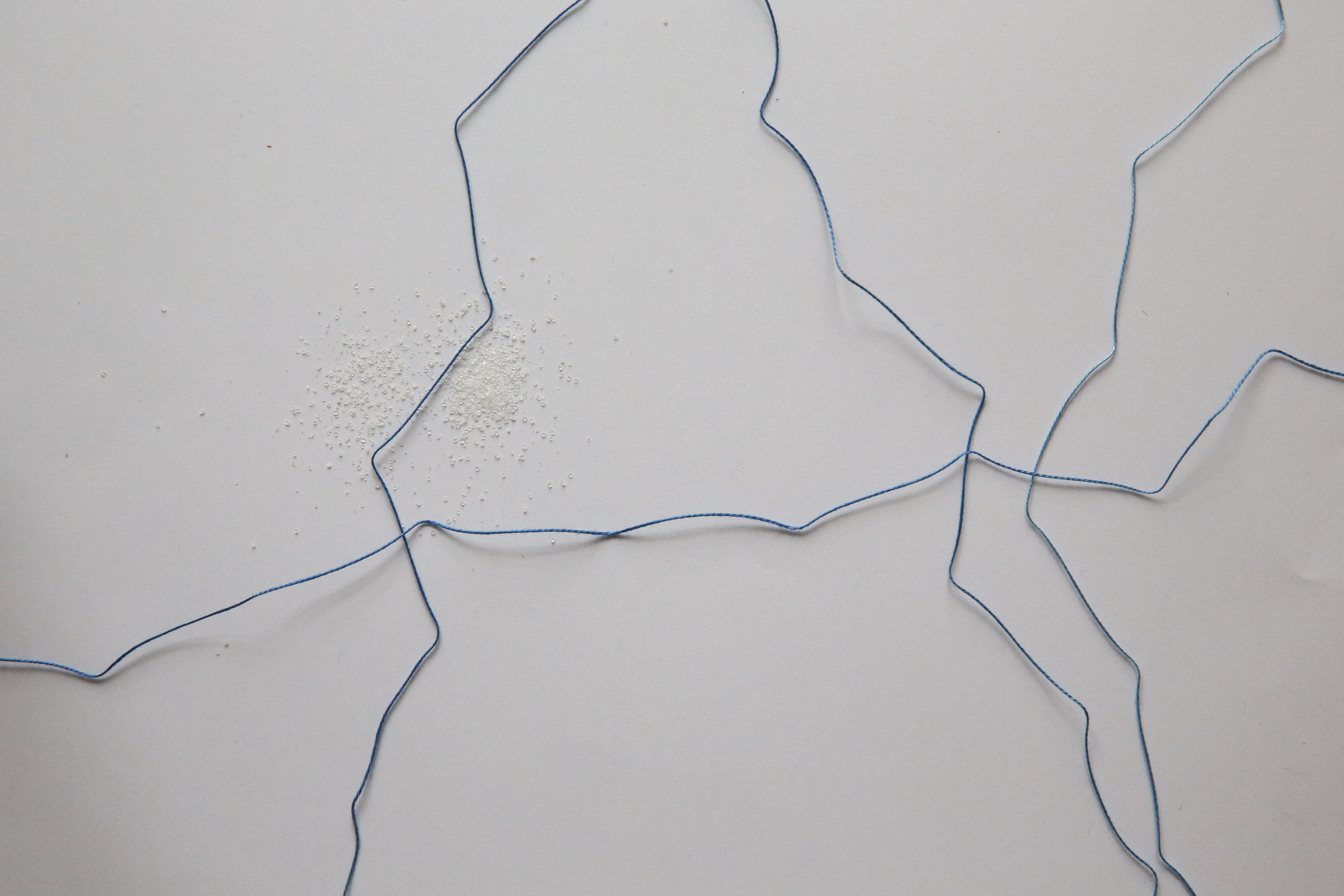 Některé řeky jsou široké jen několik palců. Znám jednu, která je široká půl palce. Vím to, neboť jsem ji změřil a proseděl u ní celý den. Vpůli dne začalo pršet. Všemu tady říkáme řeky. Jsme ten druh lidí. 