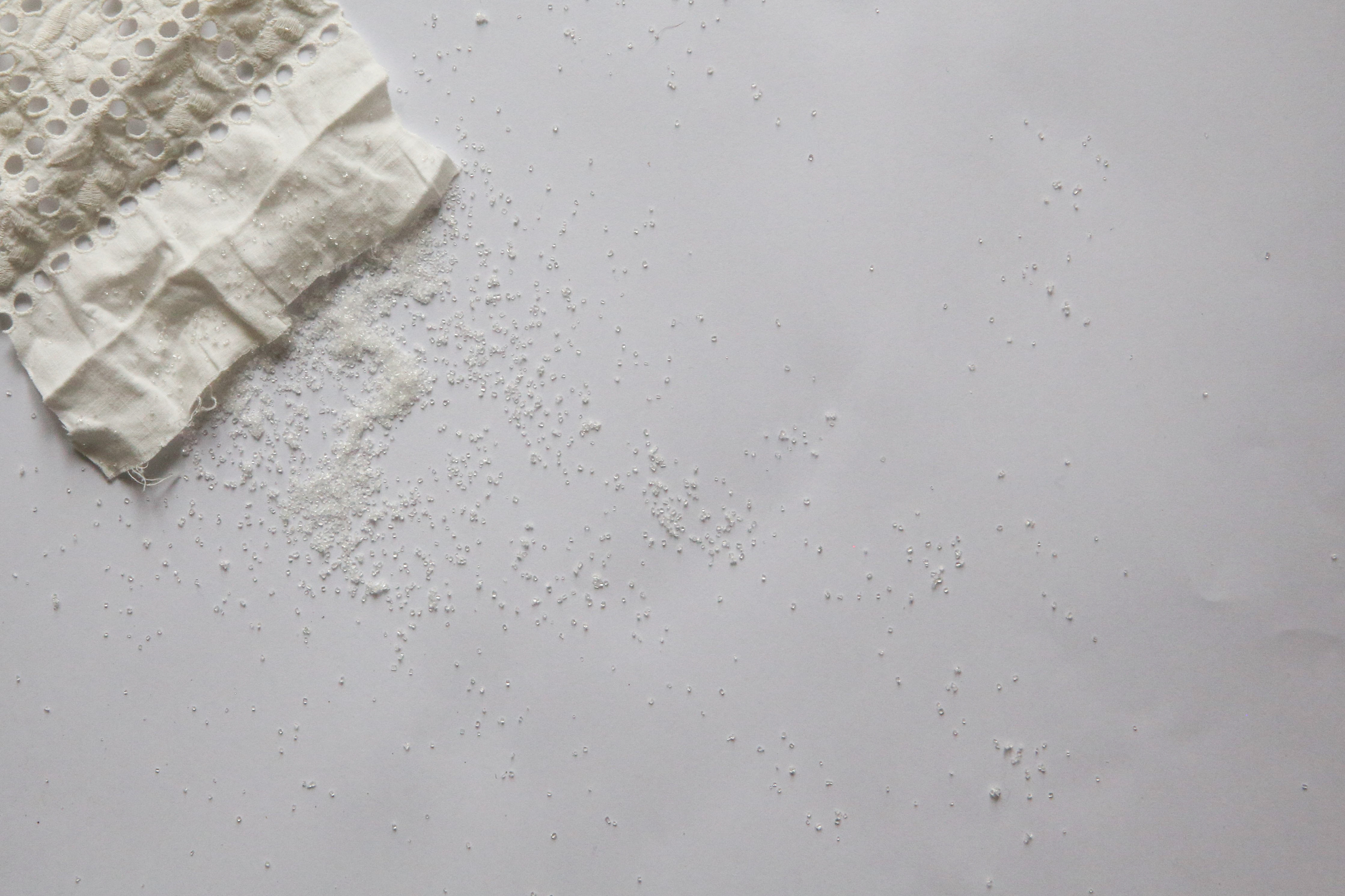 Položil jsem jí ruku na její ňadro. Trochu se ve spánku zavrtěla. Sňal jsem ruku z ňadra a ona se nanovo utišila. Byla k pomilování. Z jejího těla stoupala příjemná spavá vůně. 