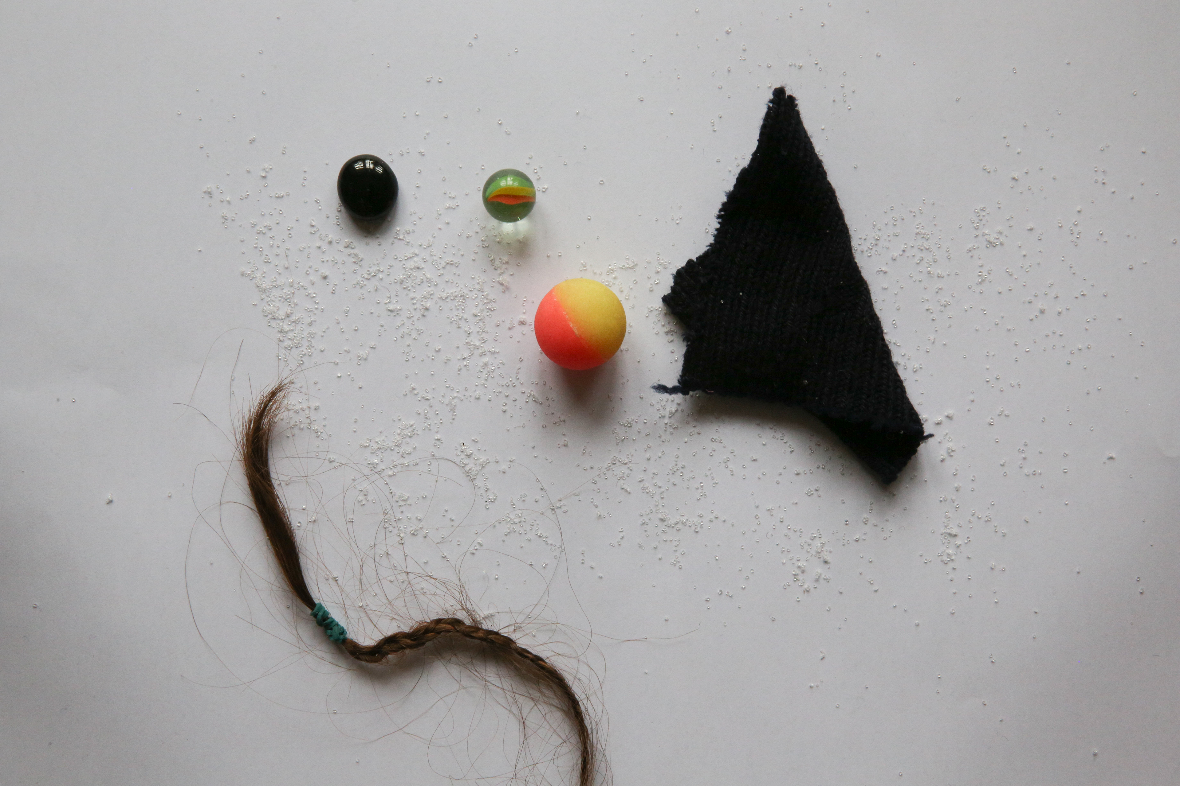 Mám víceméně devět věcí: dětský míč (nemohu si vzpomenout, komu patřil), dárek, který jsou před devíti lety dostal od Freda, sloh o počasí, sadu čísel (1-24), náhradní montérky, kus modrého kovu, Něco ze Zapomenutých podniků, kadeř vlasů, která potřebuje umýt. 