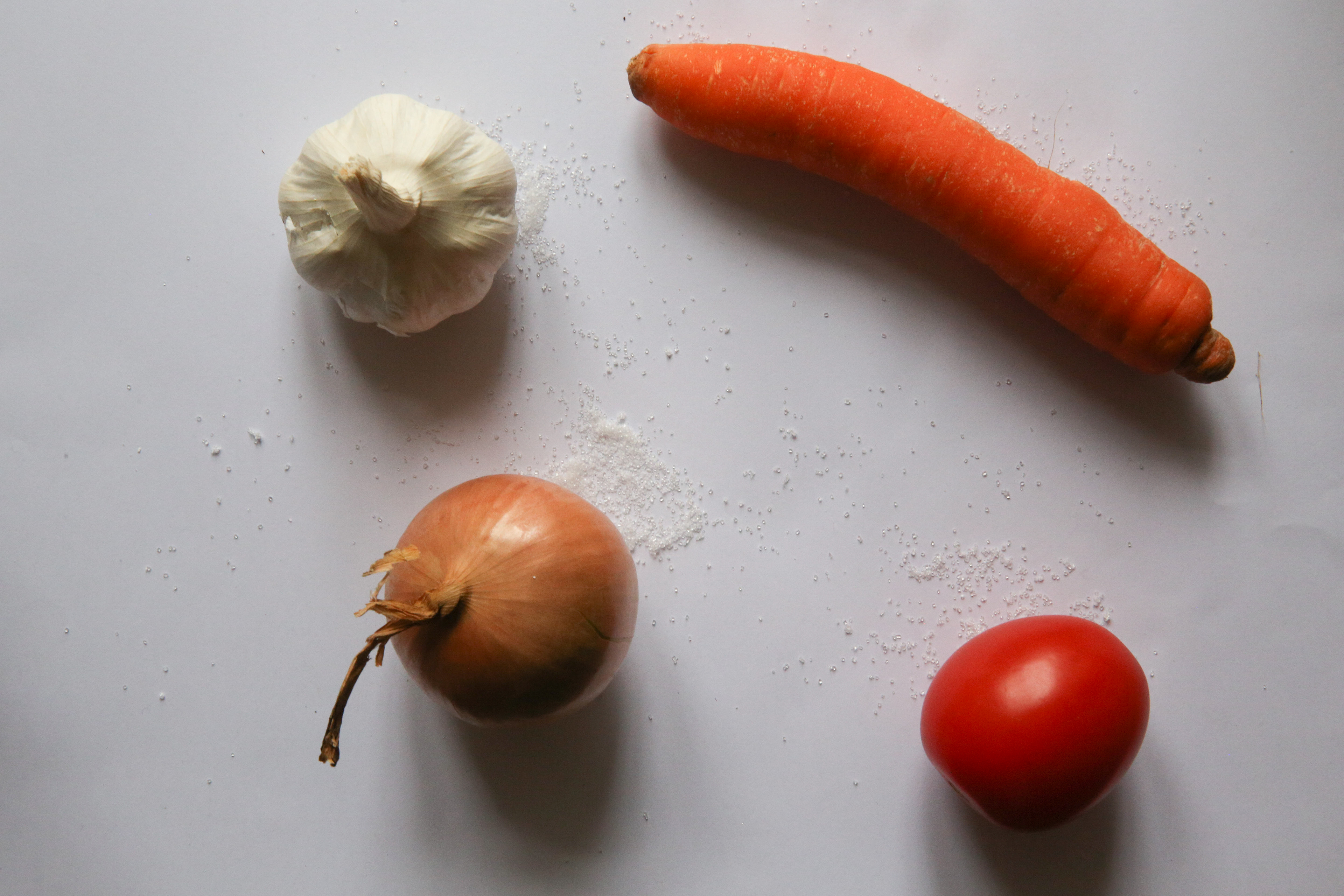 Nedaleko továrny na šindele je socha artyčoku, u pstruží líhně v jáMoru ční desetistopá mrkev, blízko školy stojí hlávka salátu a u Zapomenutých podniků svazek cibule,  u různých srubů jsou různé zeleninové sochy a u baseballového hřiště tuřín. Kousek za mým srubem dřepí socha brambory. Nijak zvlášť o  brambory nestojím, ale kdysi dávno kdosi zeleninu miloval. Jednou jsem se Charleyho ptal, jestli ví, kdo to byl. ale řekl, že neví. No ale zeleninu musel mít opravdu rád, dodal. To ano, řekl jsem. Hned za mým srube je socha brambory.