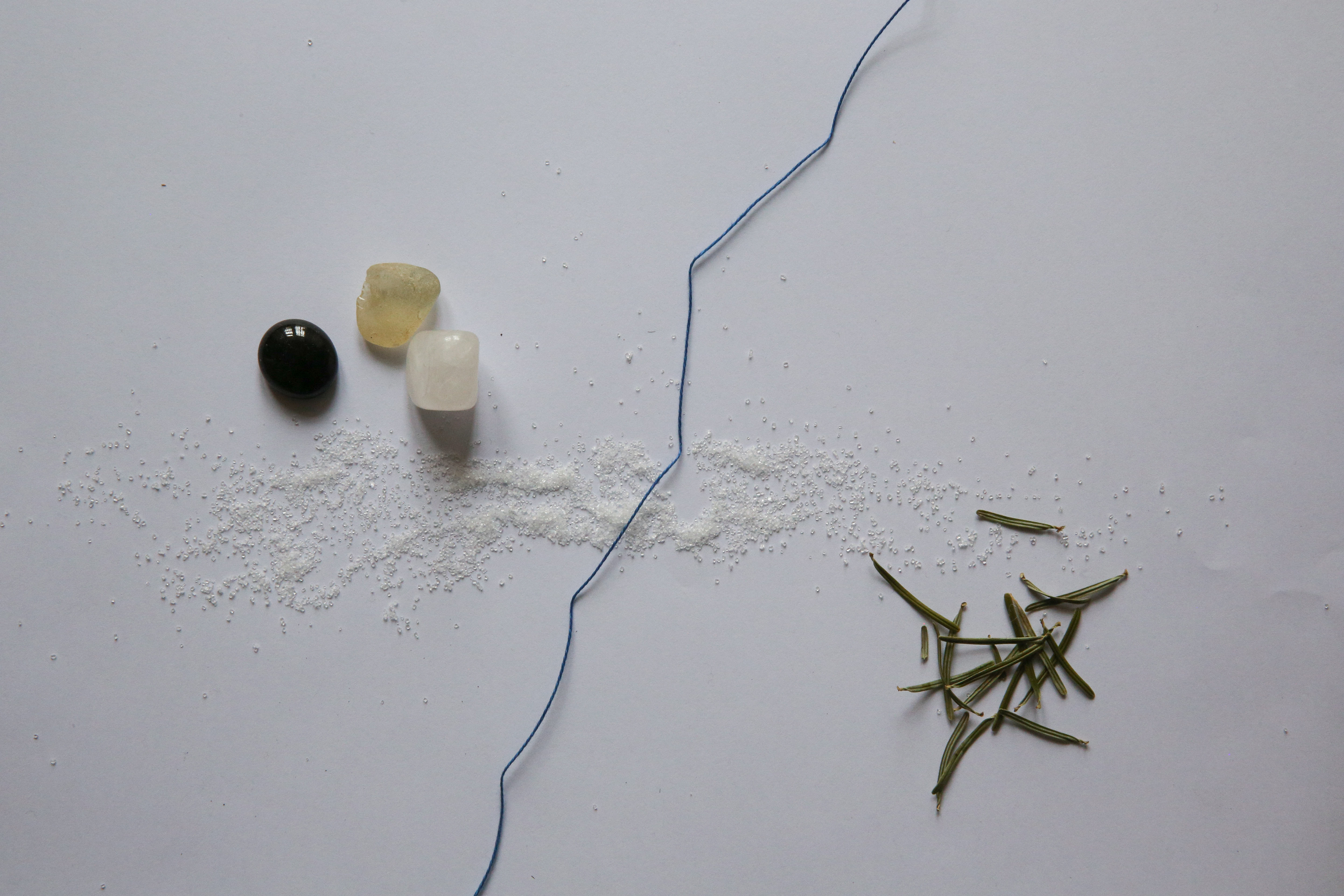  Kráčel jsem pokojem ke kuchyni. Nebylo tam živáčka, nikdo neseděl na pohovkách podél řeky. Tam se u nás lidé nejčastěji scházejí, anebo stojí v korunách stromů u velkých balvanů: ale ani tam nikdo nebyl. Podél řeky,  a na stromech svítily lucerny. Bylo těsně před večeří. 