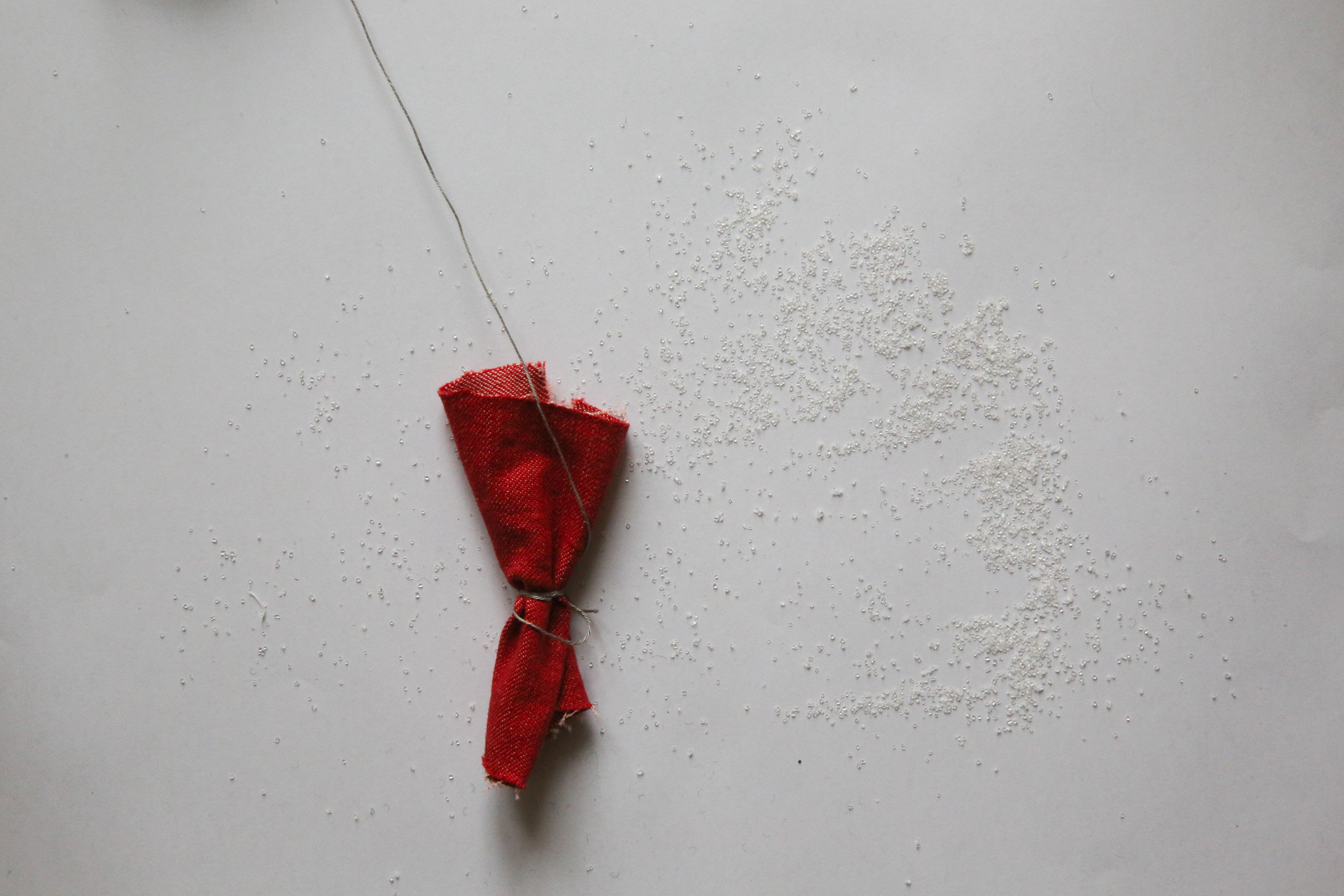 A viděl jsem Margaret, šplhala na jabloň vedle svého srubu. Plakala a kolem krku měla ovinutý šátek. Uchopila jeho volný cíp a přivázala jej k větvi, obsypané mladými jablky. Vykročila z větve a pak už stála jen ve vzduchu, sama. 