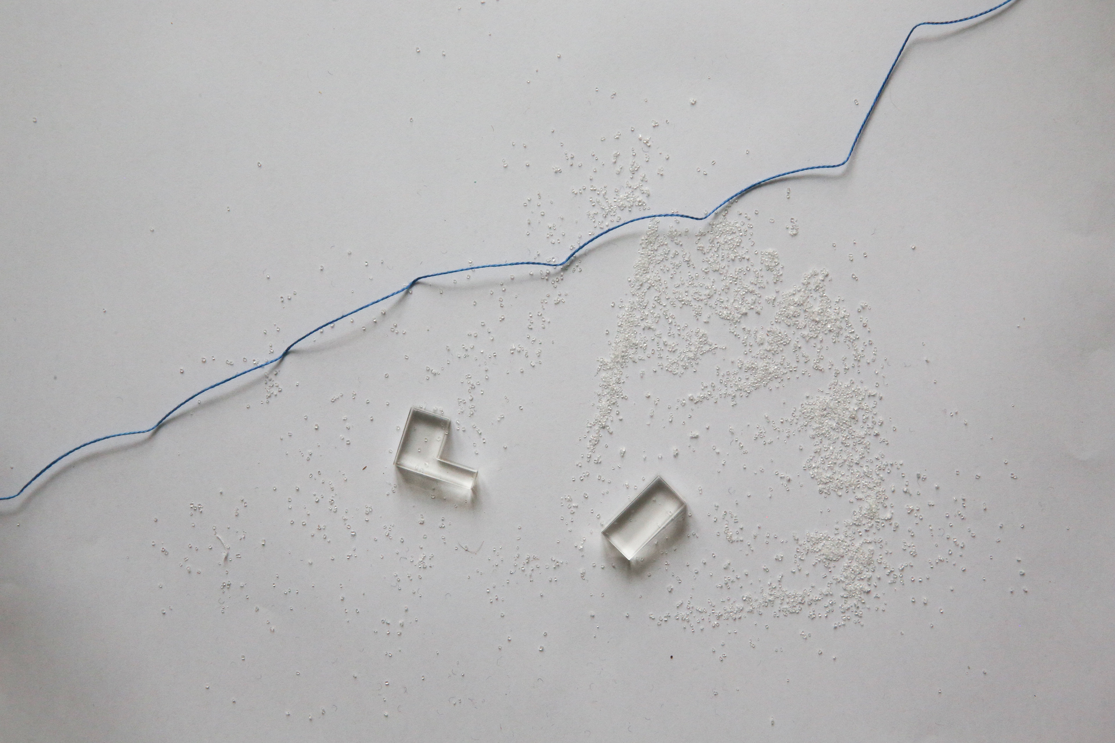 Myslím, že mě poznal, protože se na mě několik minut díval. Nato se opět obrátil a sledoval dokončování hrobky, zasklívání. Zůstal jsem ještě chvíli u řeky a pak jsem se vydal do srubů. Vznešený starý pstruh se otočil a hleděl na mne. Myslím, že na mě koukal ještě poté, co jsem mu už dávno zmizel z očí. 